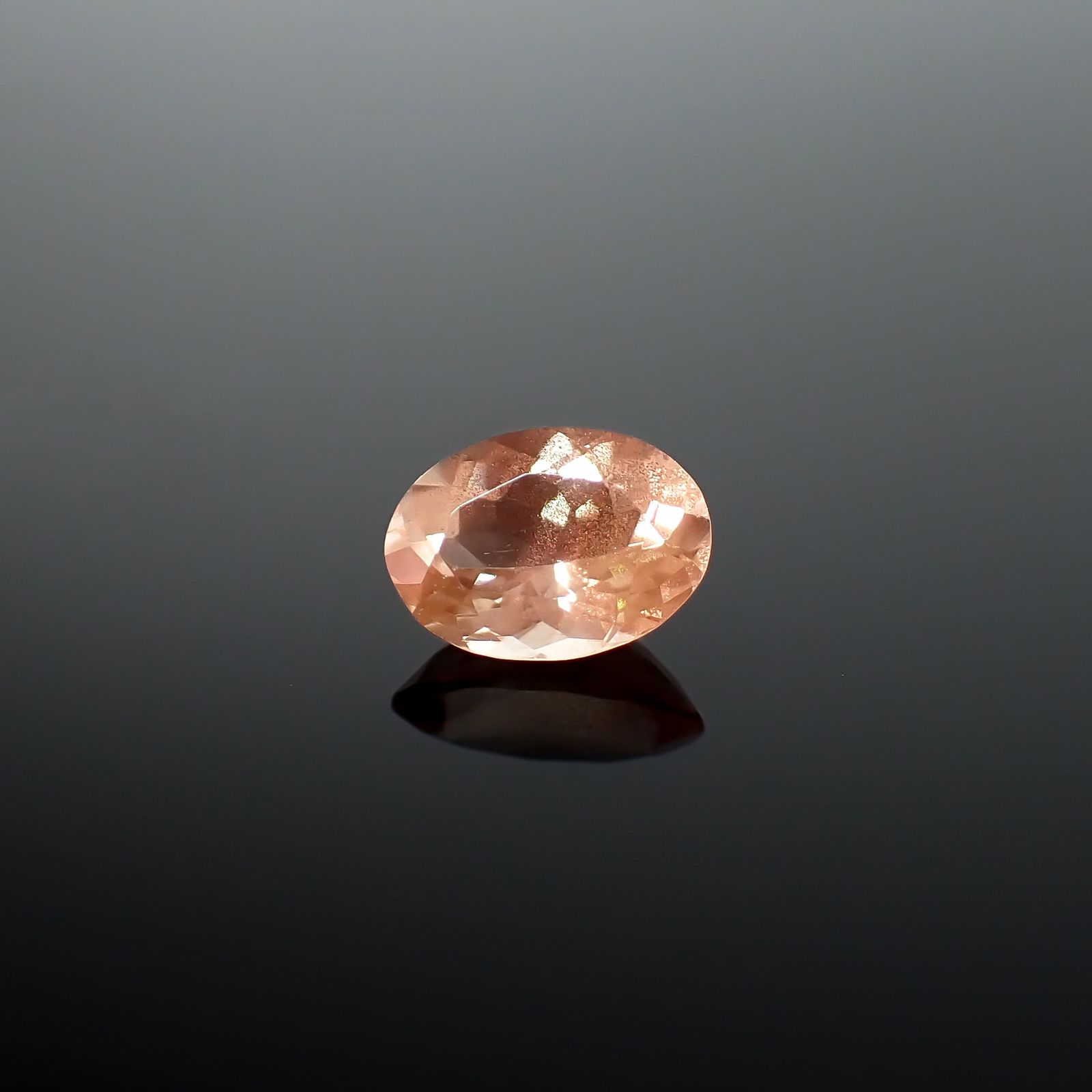 オレゴンサンストーン アメリカ・オレゴン州産 0.70ct / 7.1x5.1mm前後 [260732641]