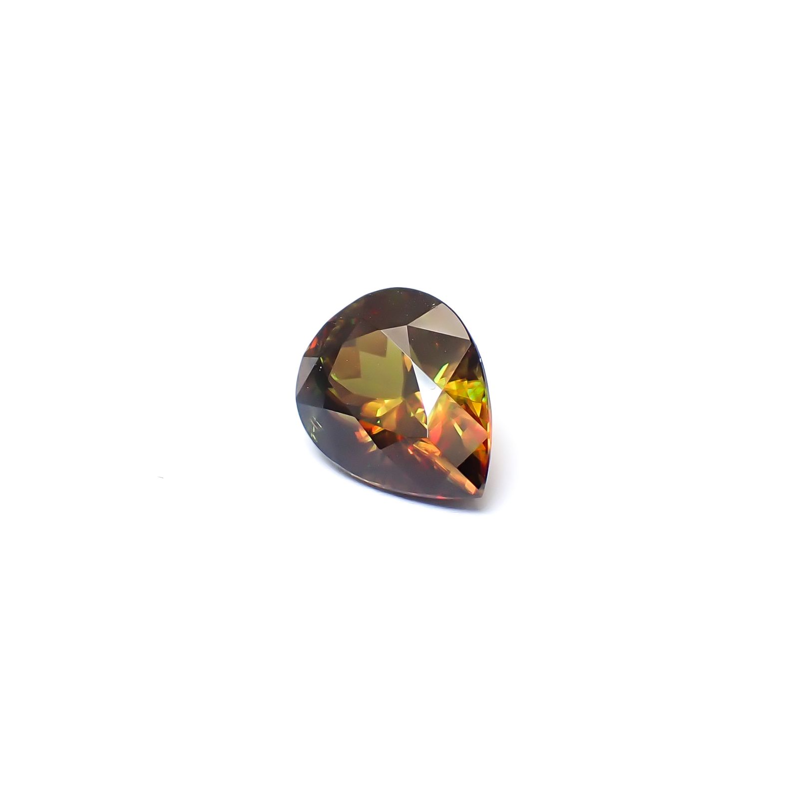 カラーチェンジスフェーン パキスタン産 1.78ct / 9.1x6.8mm前後 [260632491]