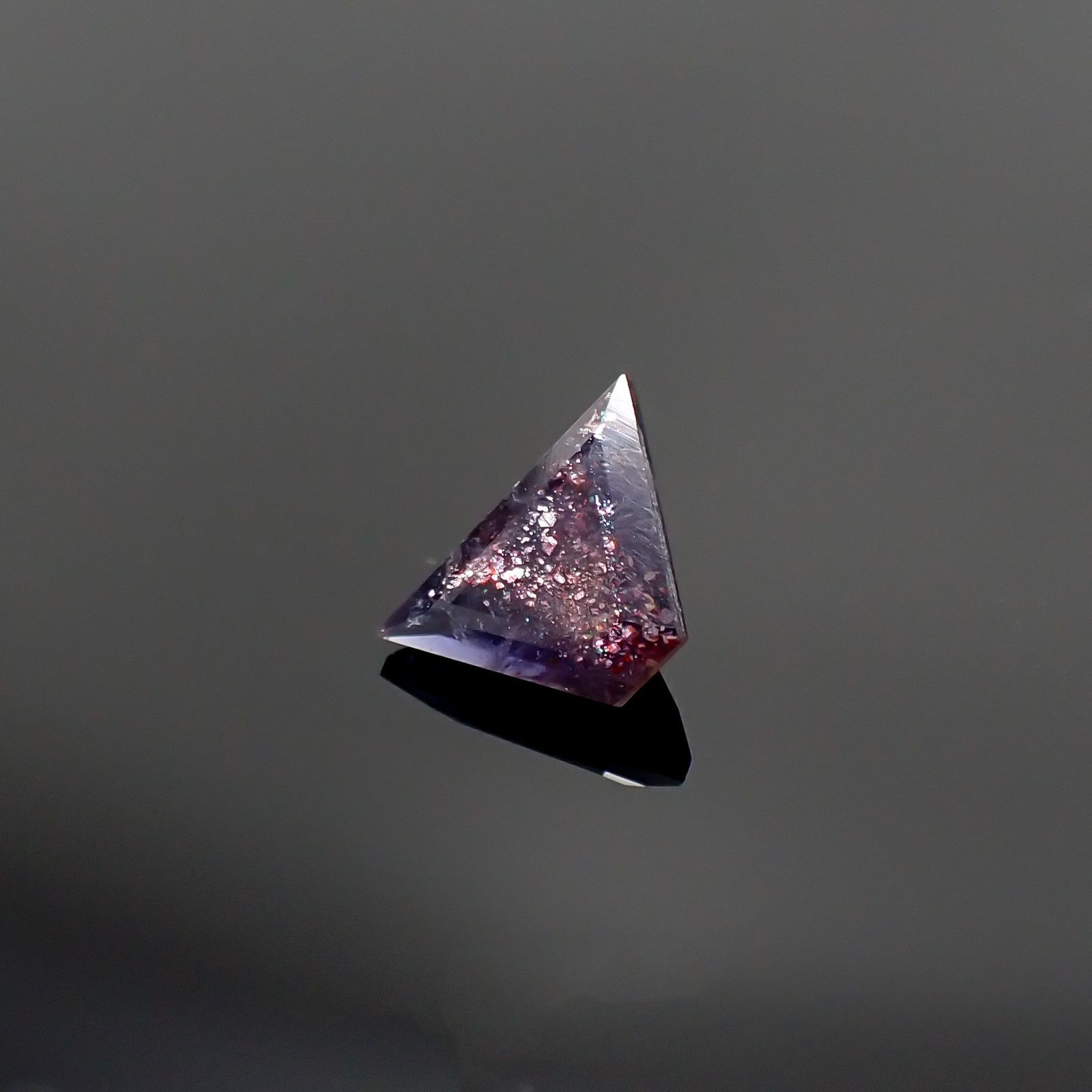 ◇カスタムカット◇アイオライトサンストーン(宝石名アベンチュリン・アイオライト) インド/ブラジル産 1.228ct ソ付(彩珠)[210711617]6.7×9.9mm前後