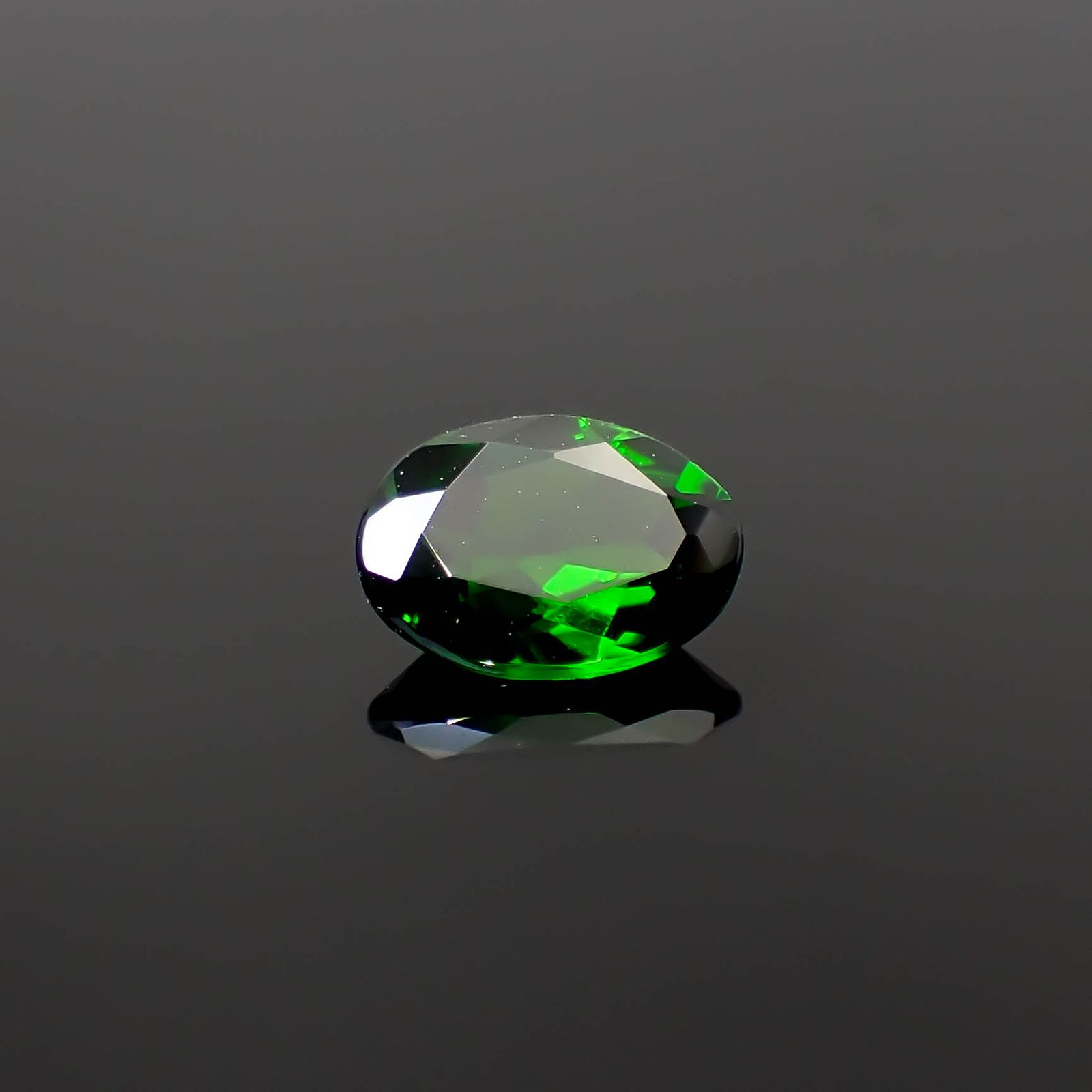 クロムダイオプサイド(宝石名クロム・ダイオプサイド)ロシア産 0.78ct 識別済[250430274]7.1x5.1mm前後