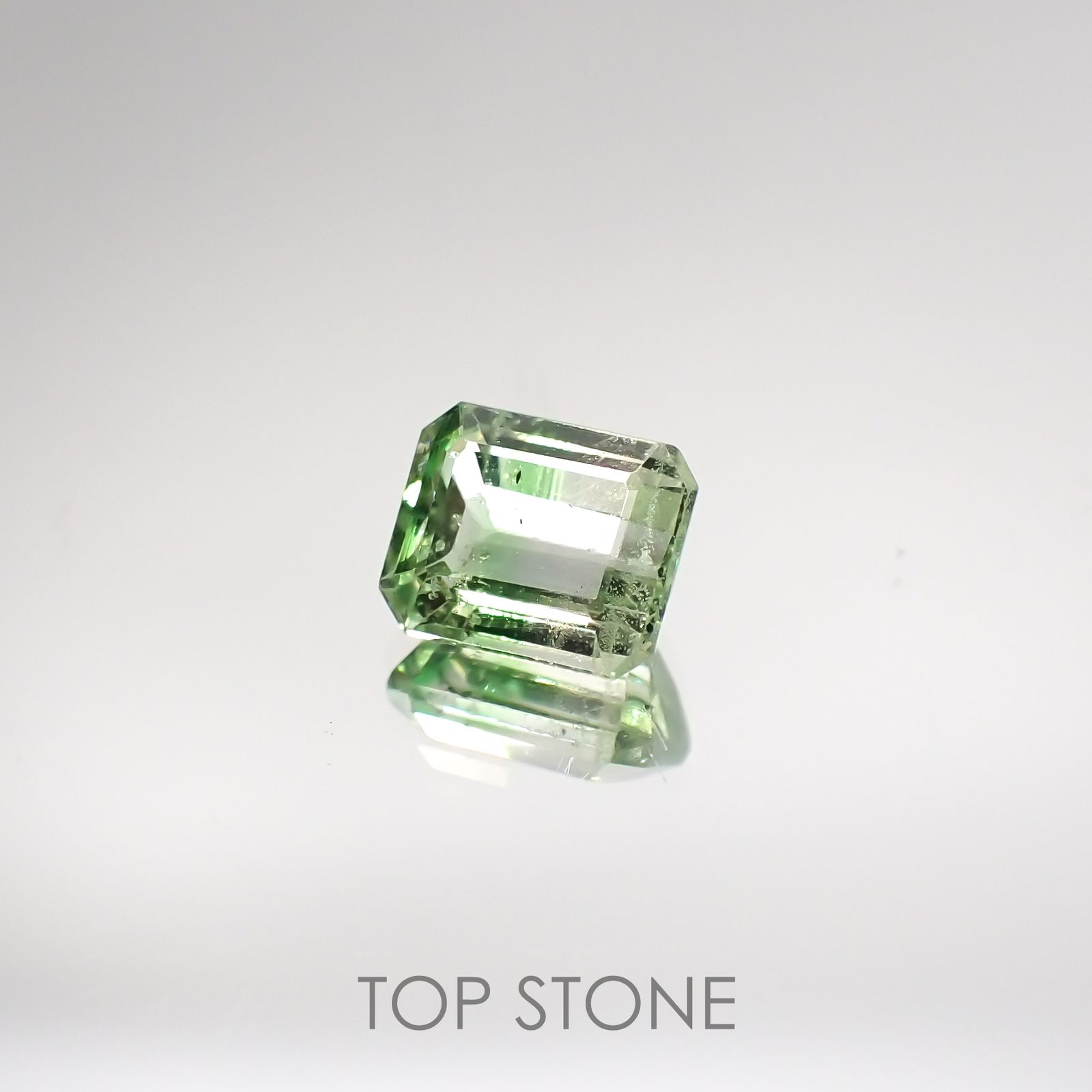 バイカラーツァボライト(宝石名グリーン グロッシュラー・ガーネット) タンザニア産 0.97ct 識別済[210711567]5.9×4.8mm前後