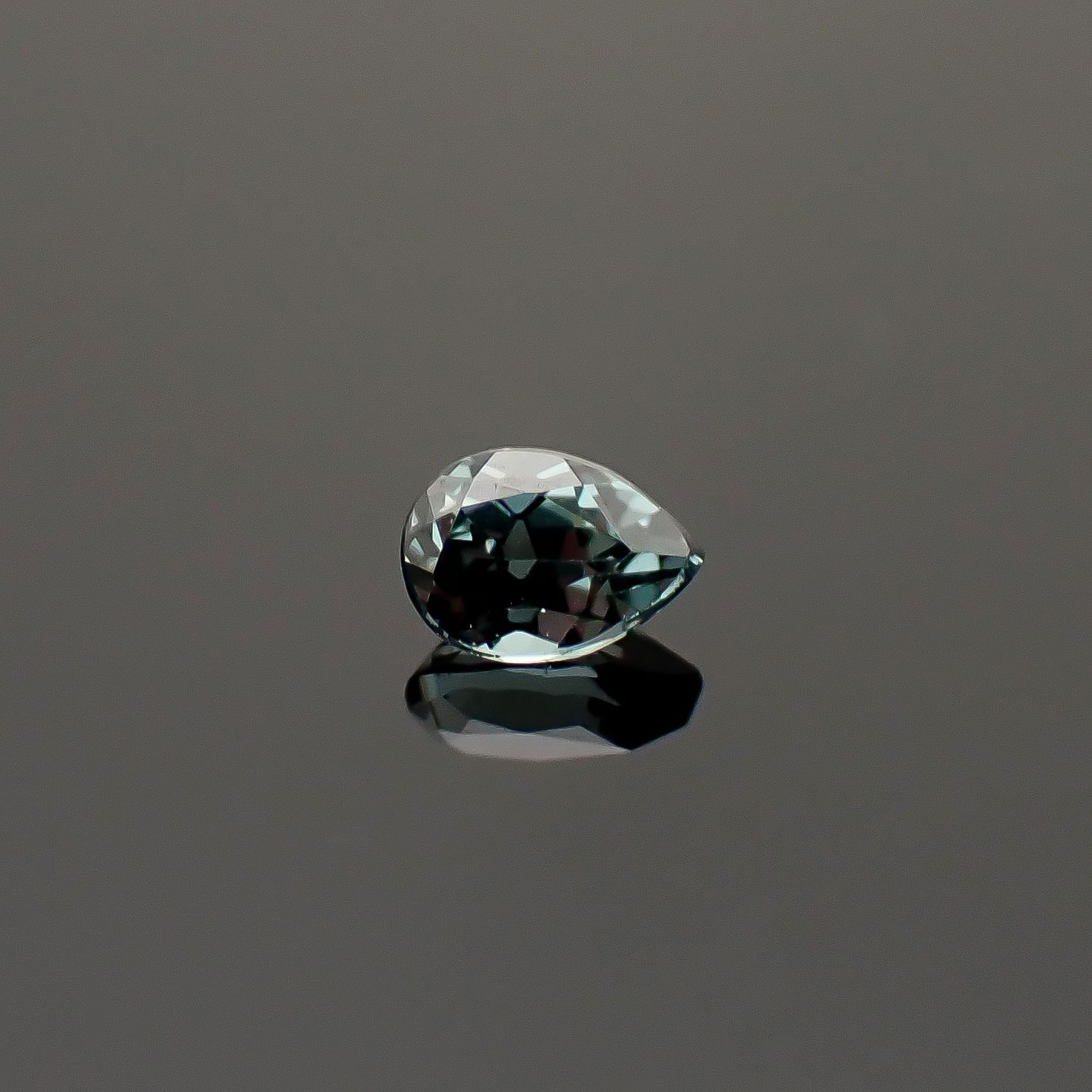 ベキリーブルーガーネット（カラーチェンジガーネット アレキタイプ） マダガスカル・ベキリー産 0.14ct / 3.6x2.5mm前後 [260732456]