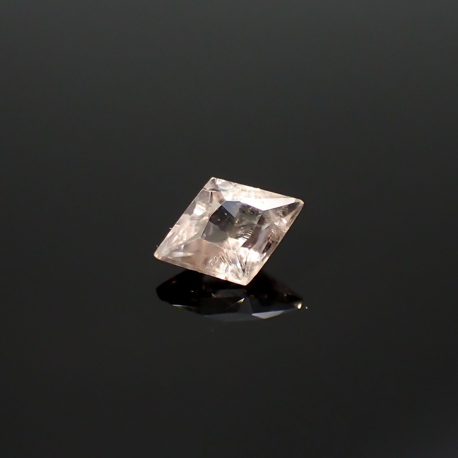 ◇カスタムカット◇ダイアスポア(宝石名ダイアスポア)トルコ産 識別済 0.54ct / 7x5.2mm前後 [251116033]