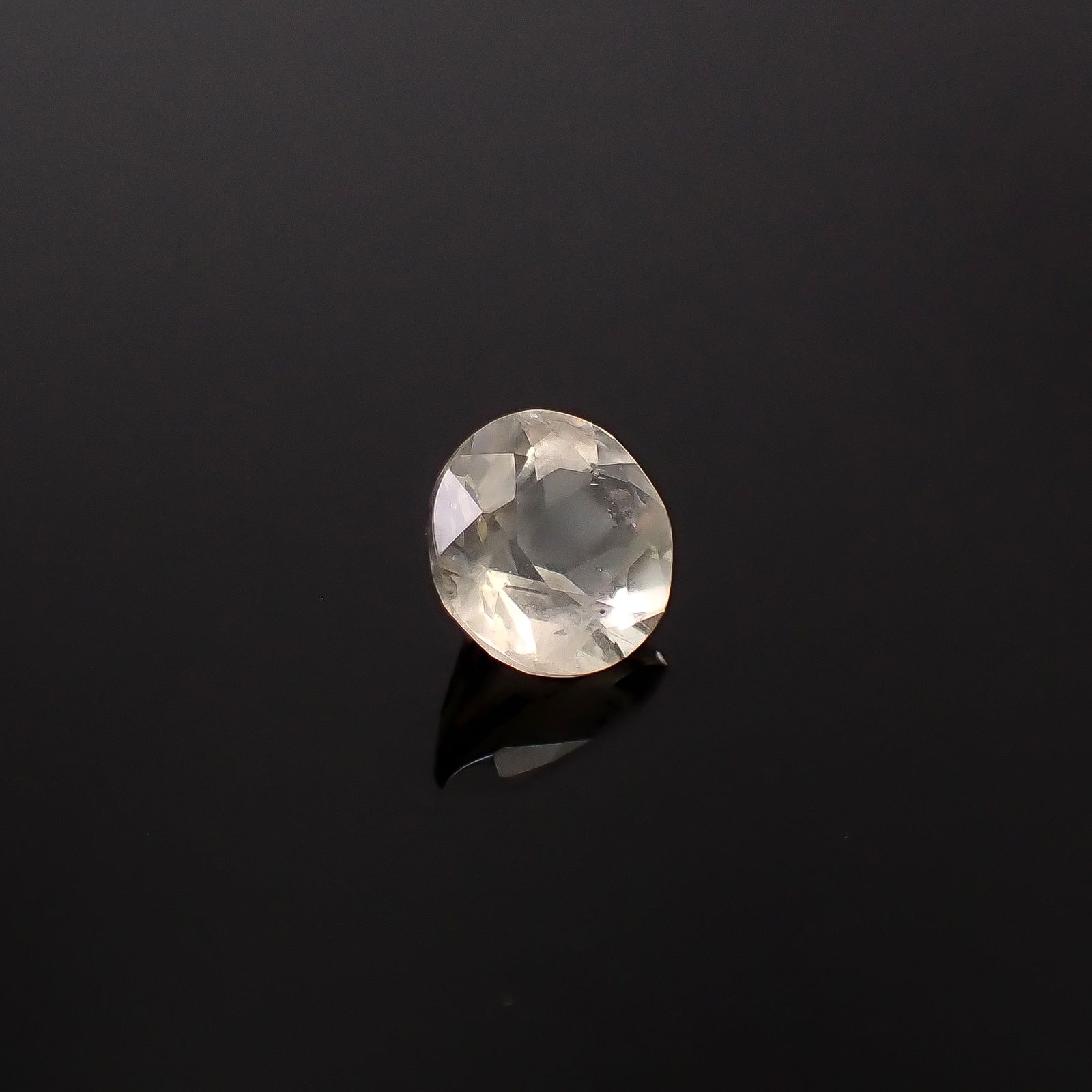 リューサイト 遊色効果あり イタリア産 1.23ct / 7.3x7.2mm前後 [260131556]