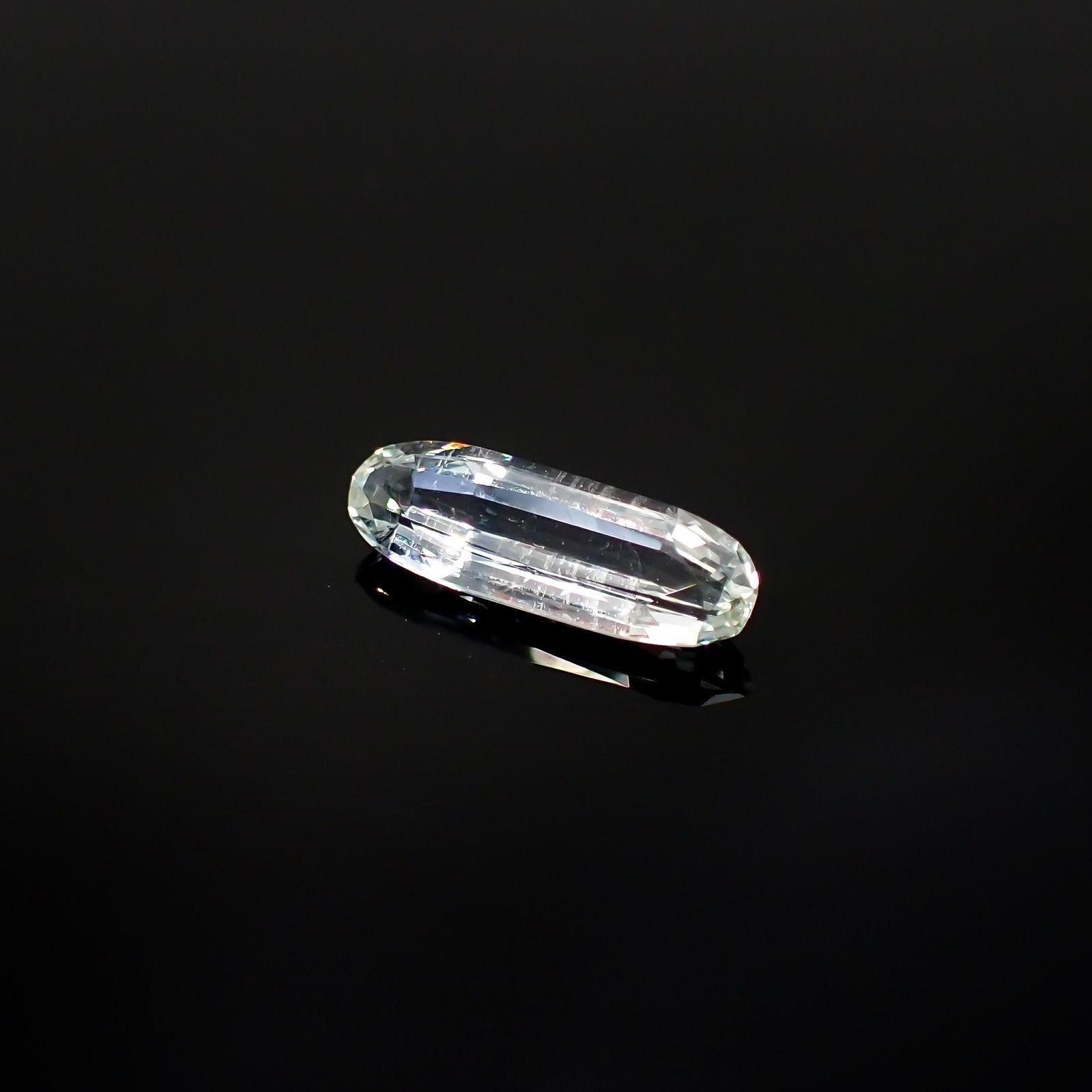 ジェレメジェバイト(宝石名エレメジェバイト)ナミビア産 ソ付(彩珠) 2.016ct / 14.7x4.9mm前後 [220616457]