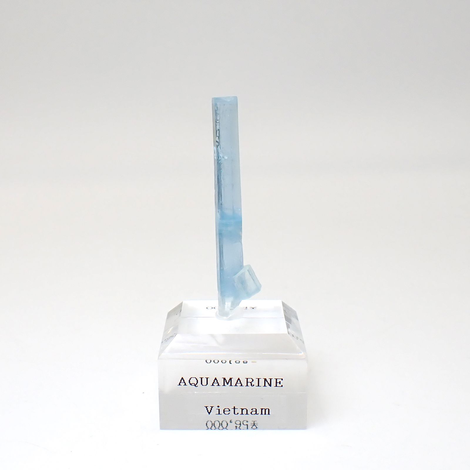 アクアマリン柱状結晶原石 ベトナム産 アクリル台座付き 13.02ct(2.60g) / 4.2x5.5x46.5mm前後 [260632333]