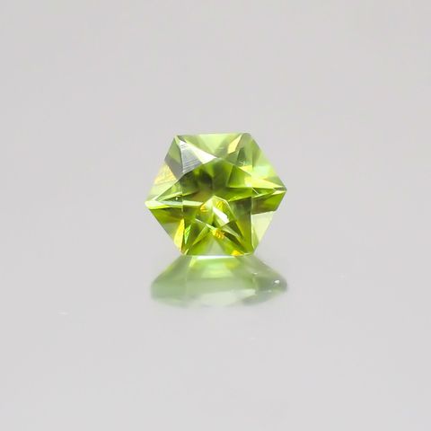 ◇ヘキサゴンカット◇スフェーン(宝石名スフェーン)マダガスカル産 0.61ct 識別済[231224437]4.9x5mm前後