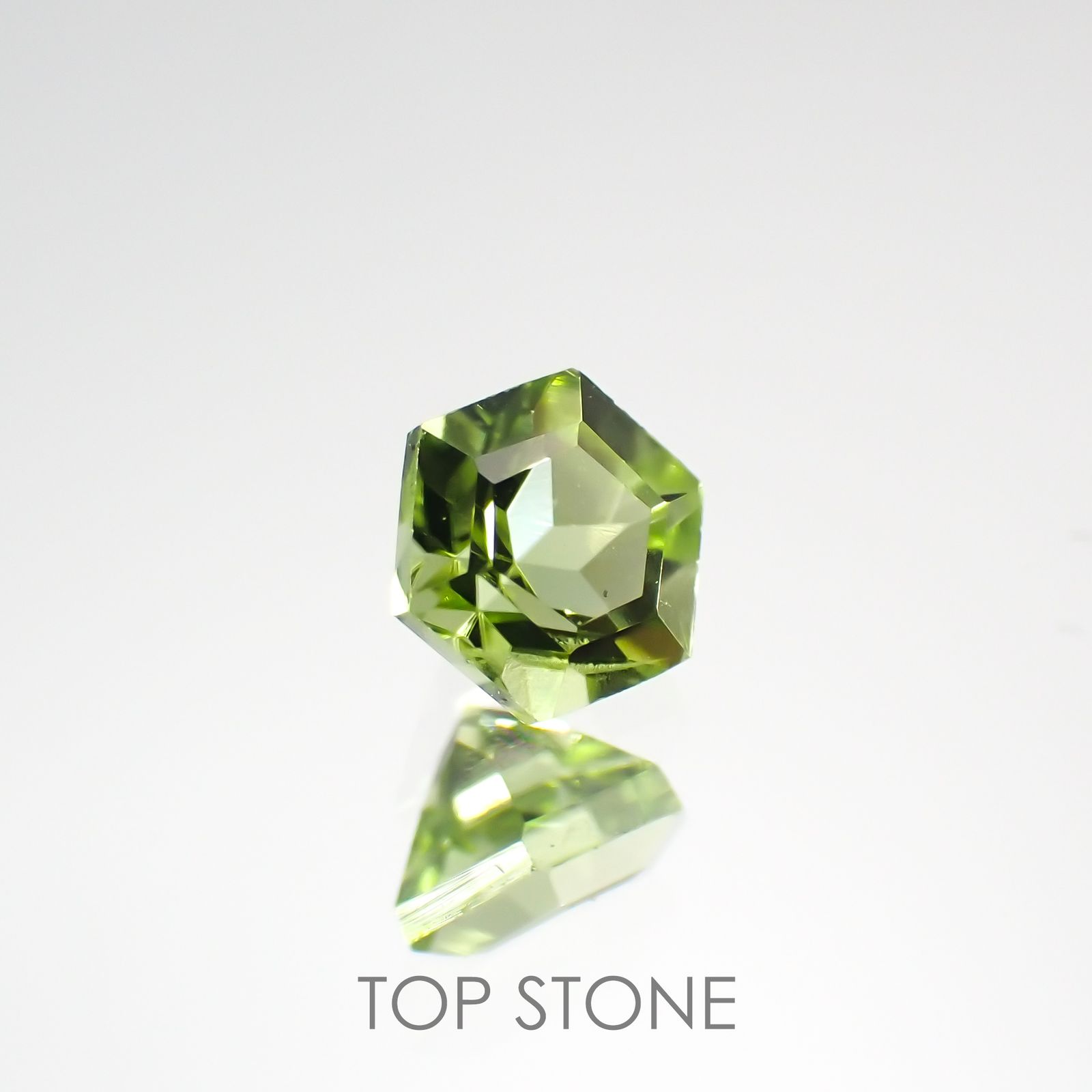 ◇ヘキサゴンカット◇ペリドット(宝石名ペリドット) パキスタン産 0.36ct 識別済[210813095]4×4mm前後