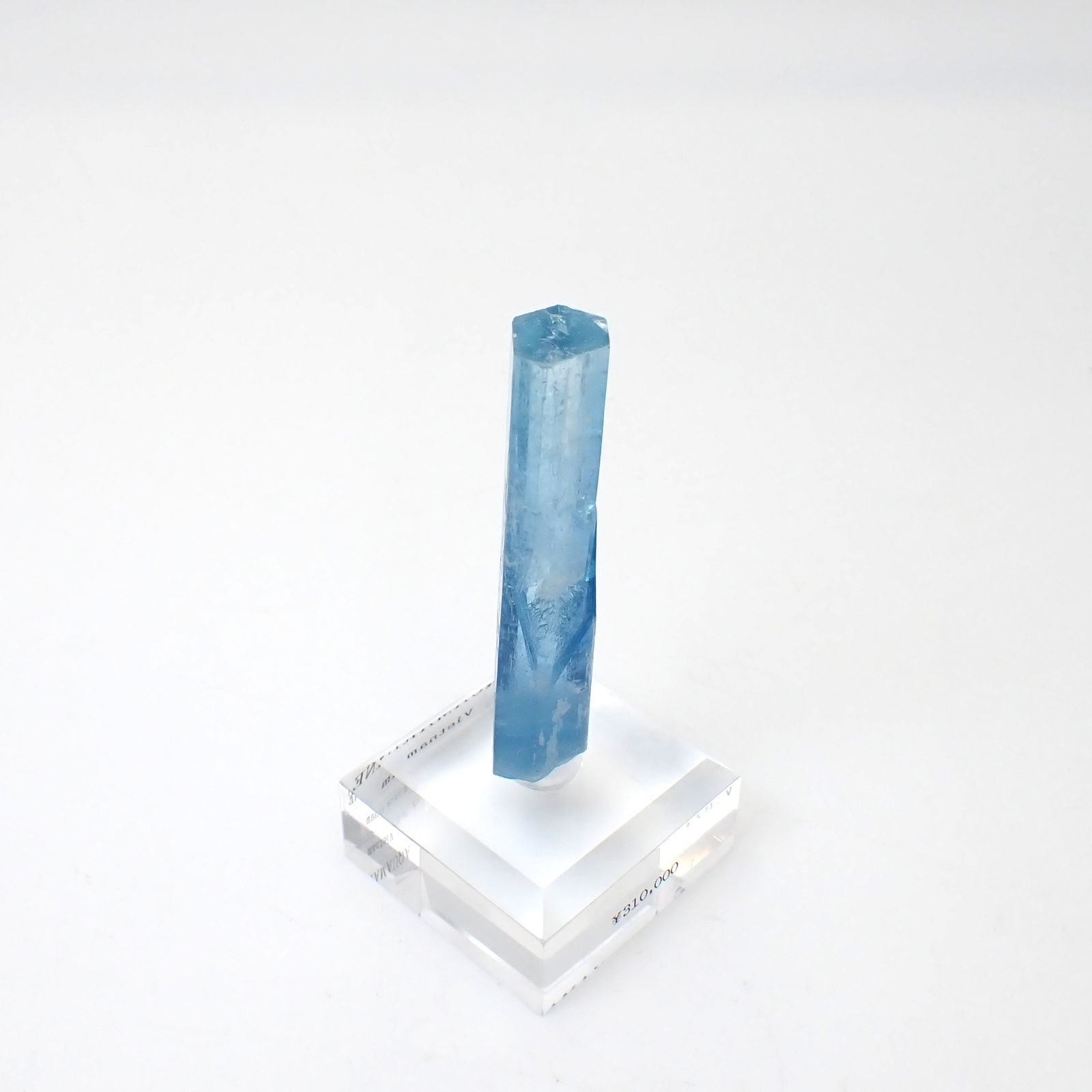 アクアマリン柱状結晶原石 ベトナム産 アクリル台座付き 99.95ct(19.99g) / 10.1x13.3x68.5mm前後 [260632332]