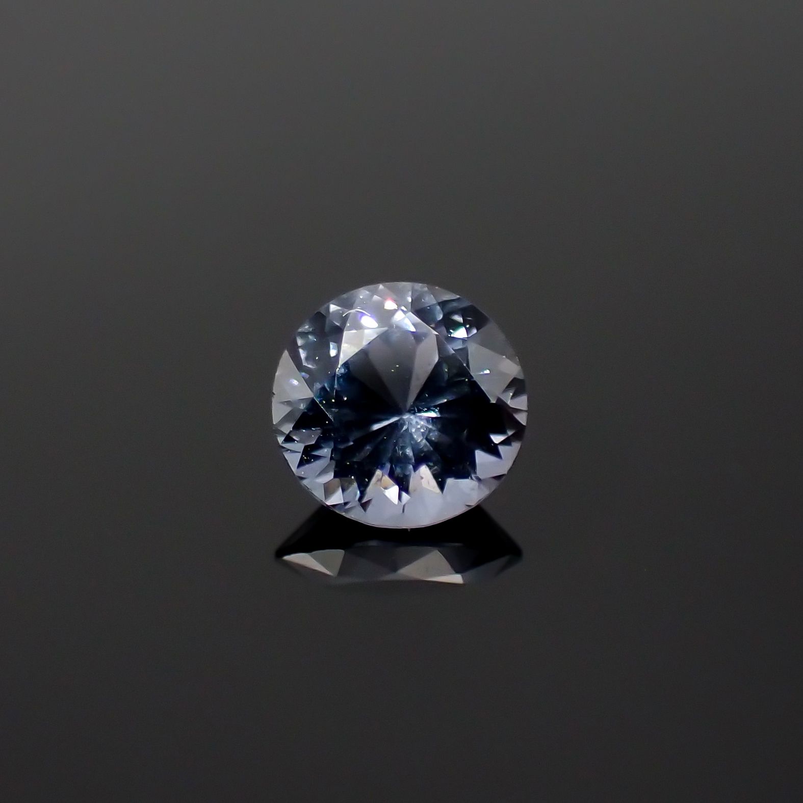 グレイッシュブルースピネル(宝石名スピネル)ビルマ/マダガスカル産 0.38ct[230722671]4.6x4.6mm前後
