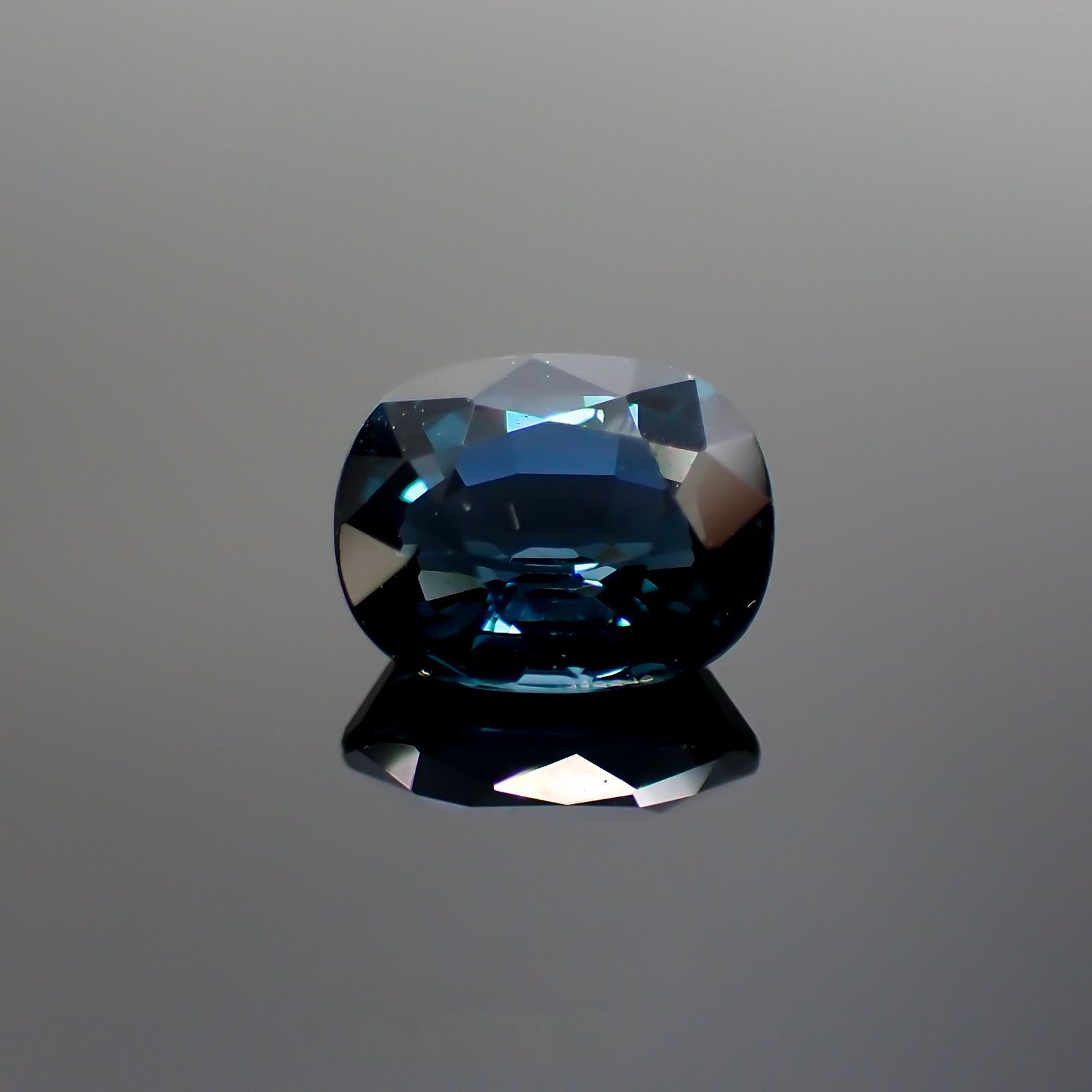 ブルースピネル(宝石名ブルー・スピネル)スリランカ産 1.395ct ソ付(彩珠)[231224450]7.4x5.9mm前後