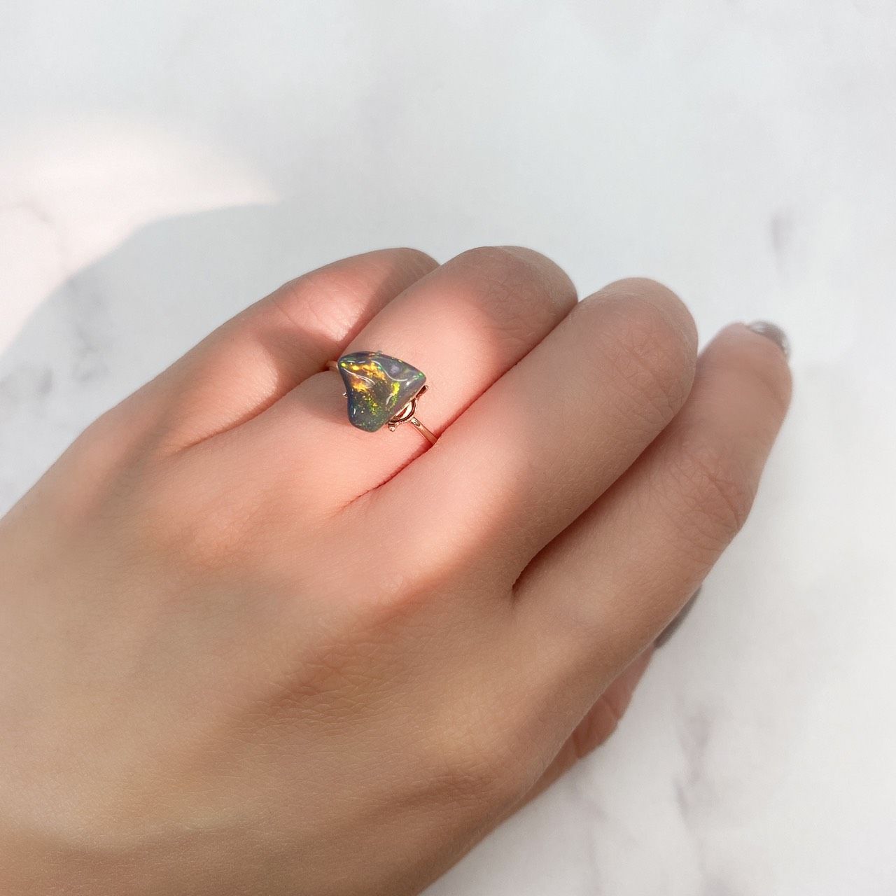 ◇バロック型◇ブラックオパール エチオピア産 ルース 2.39ct[210913242]8.3×9.3mm前後