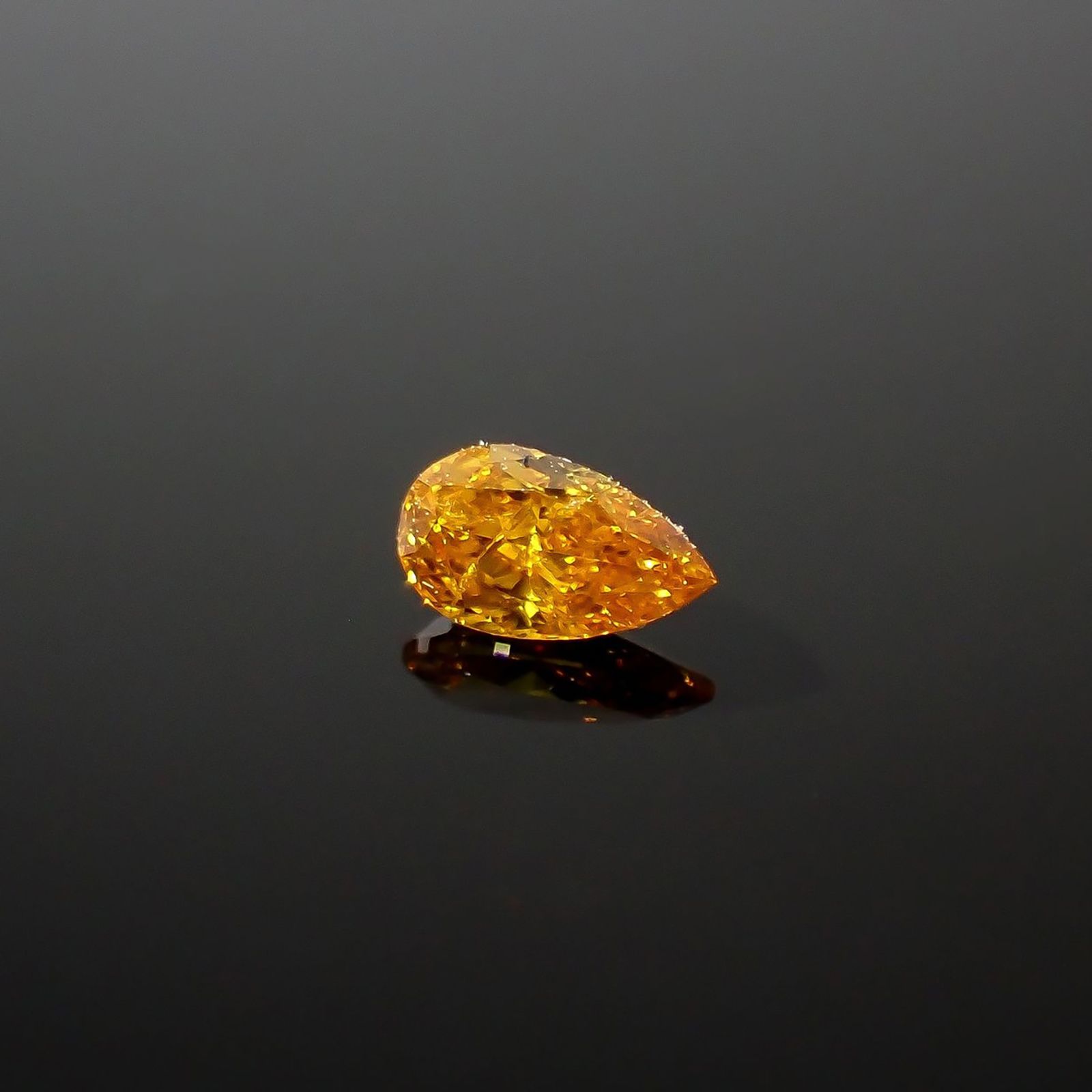 イエローダイヤモンド I-1 | FANCY VIVID ORANGE YELLOW(宝石名ダイアモンド) ソ付(CGL) 0.098ct / 3.87x2.26mm前後 [240427042]