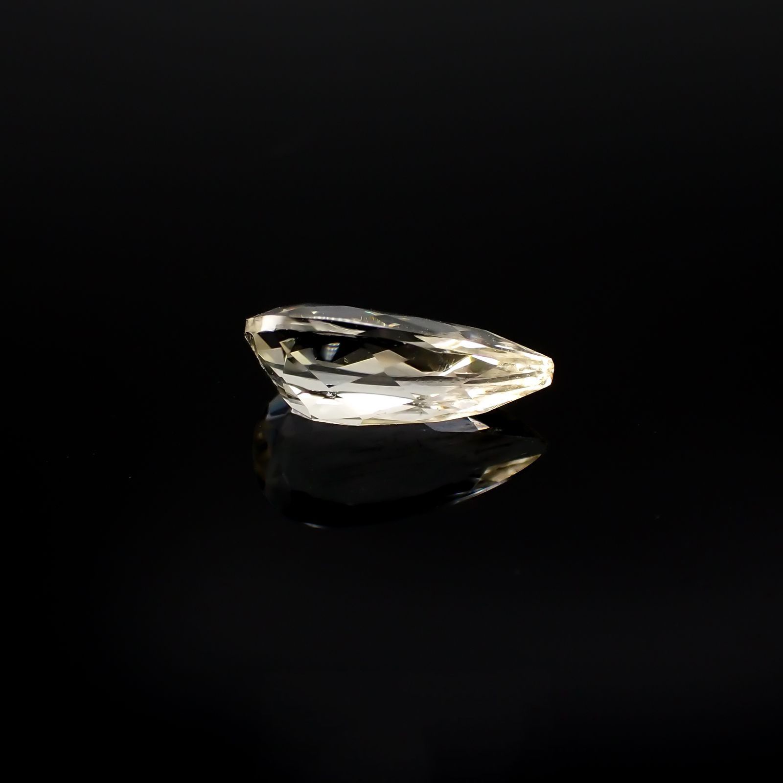 イエロースキャポライト(宝石名イエロー・スキャポライト)ブラジル・ミナスジェライス州産 識別済 1.39ct / 11.1x5.7mm前後 [251118021]