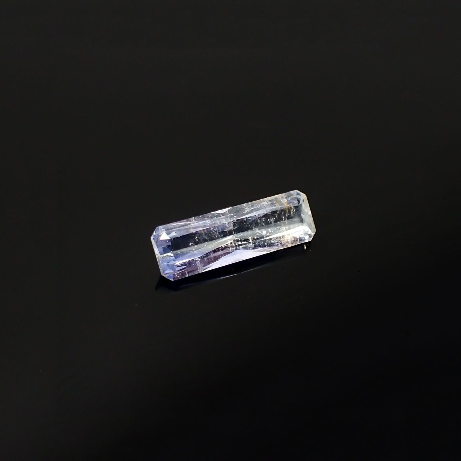 ジェレメジェバイト(宝石名エレメジェバイト)ナミビア産 ソ付(彩珠) 0.904ct / 11.4x3.6mm前後 [220616455]