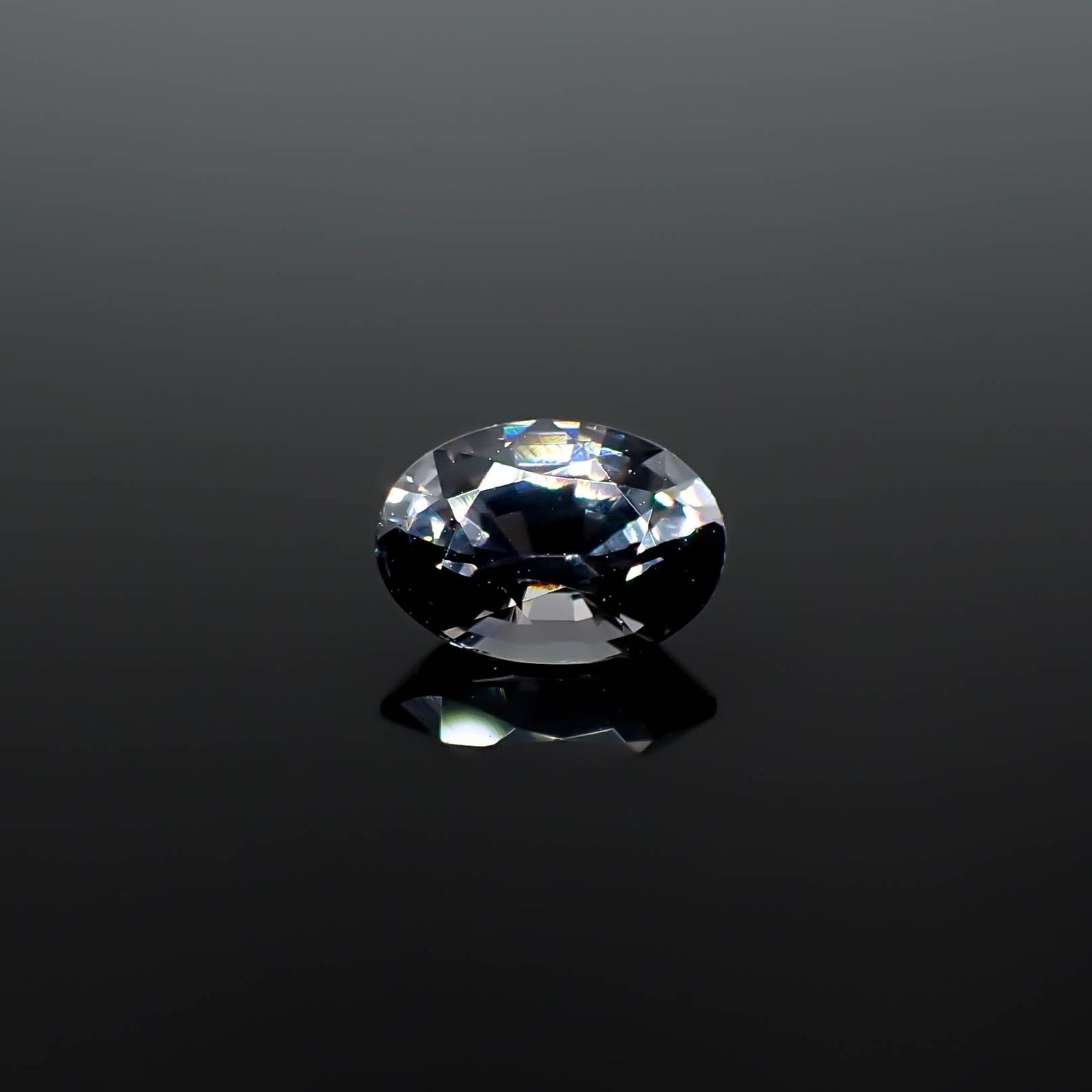 プラチナスピネル(宝石名スピネル)ビルマ産 0.834ct ソ付(彩珠)[250730759]6.9x4.9mm前後