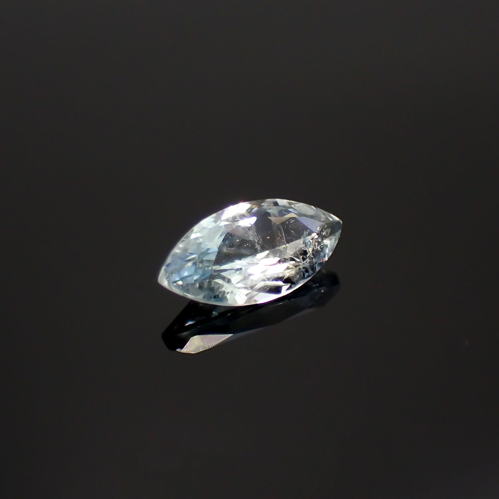 ジェレメジェバイト(宝石名エレメジェバイト)ナミビア産 0.39ct 識別済[220616314]7.3x3.6mm前後