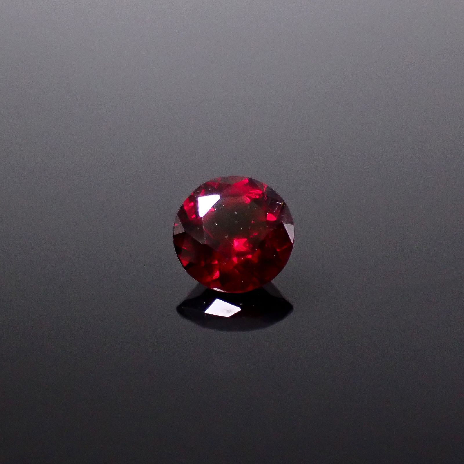 アントヒルガーネット(クロムパイロープガーネット) アメリカ・アリゾナ州産 0.85ct / 5.9x6mm前後 [251131338]