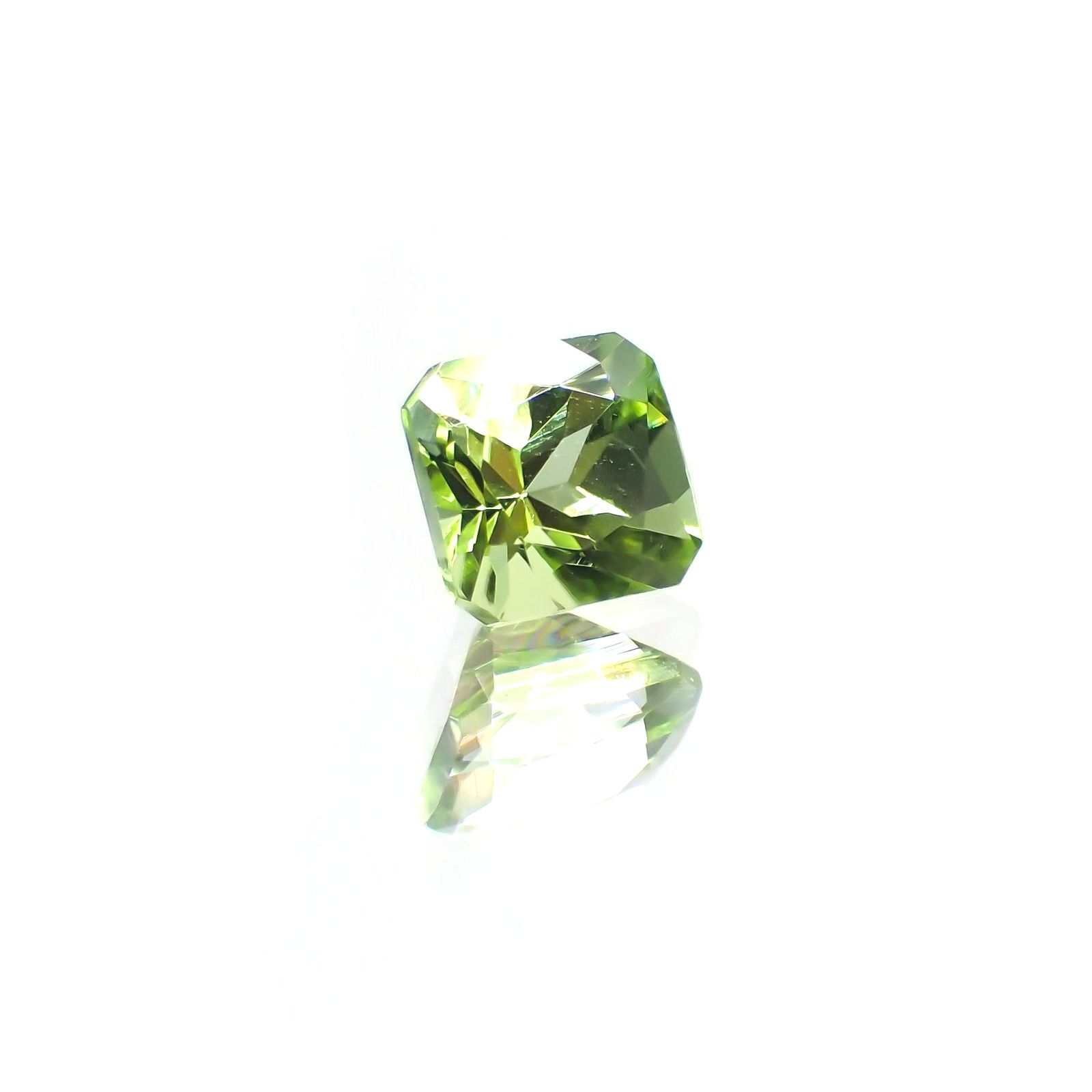 ◇アッシャーカット◇ペリドット(宝石名ペリドット) パキスタン産 0.83ct 識別済[211013488]5.1×5.1mm前後
