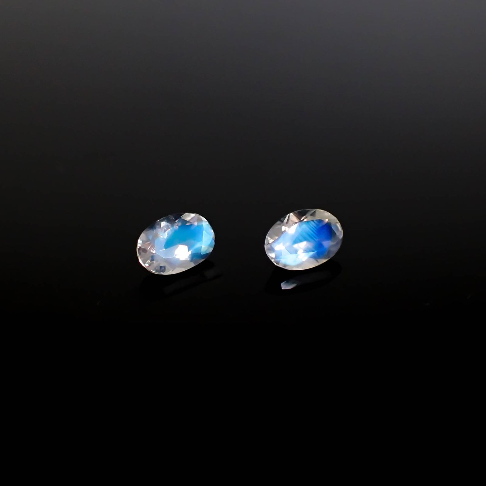 ◇ペアセット◇レインボームーンストーン インド・ビハール産 0.72ct(2pcs合計) 識別済[250430311]5.9x4mm前後