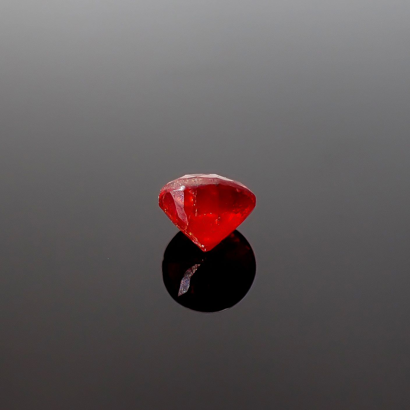 ジンカイト 天然結晶(宝石名ジンカイト)アメリカ・ニュージャージー州フランクリン鉱山産 ソ付(日独) 0.768ct / 4.53x4.6mm前後 [260432073]
