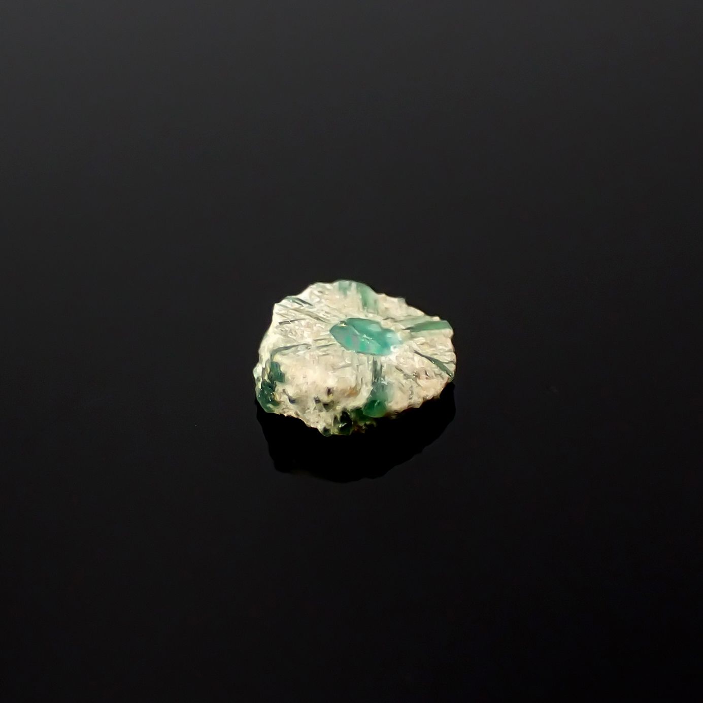 逆トラピッチェエメラルド 原石スライス コロンビア産 0.16ct[240627845]4x4mm前後