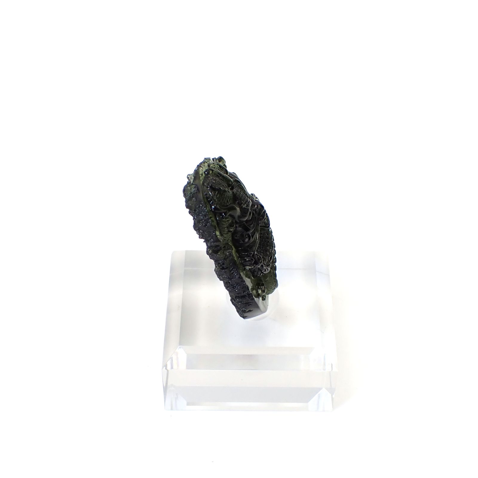 ◇龍彫刻◇モルダバイト 発見地:旧チェコスロバキア アクリル台座付き 77.90ct(15.58g) / 13.9x29.7x41.7mm前後 [260632497]