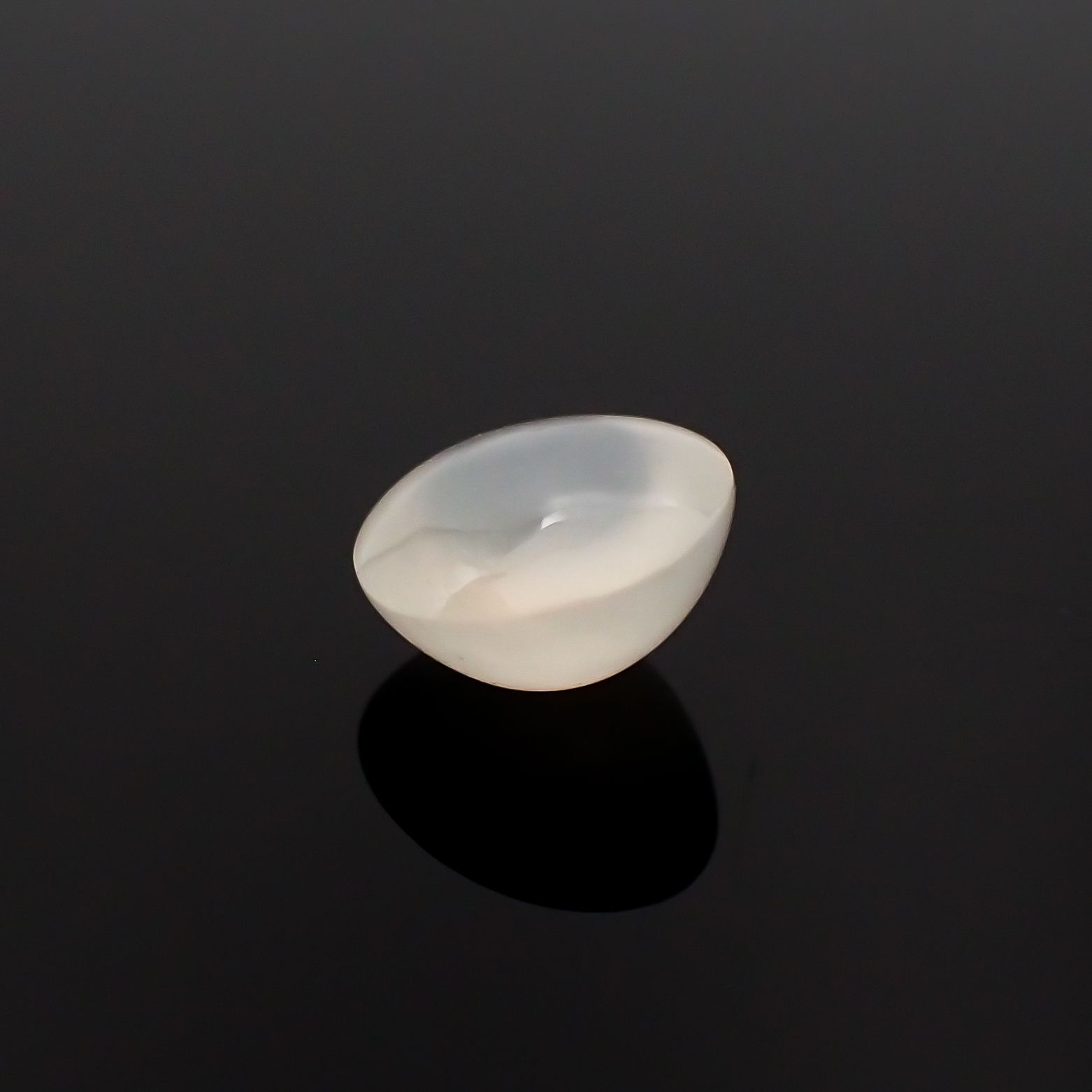 白翡翠(宝石名ホワイト・ジェダイト(翡翠))ビルマ産 1.468ct ソ付(彩珠)[230823225]7x6.7mm前後