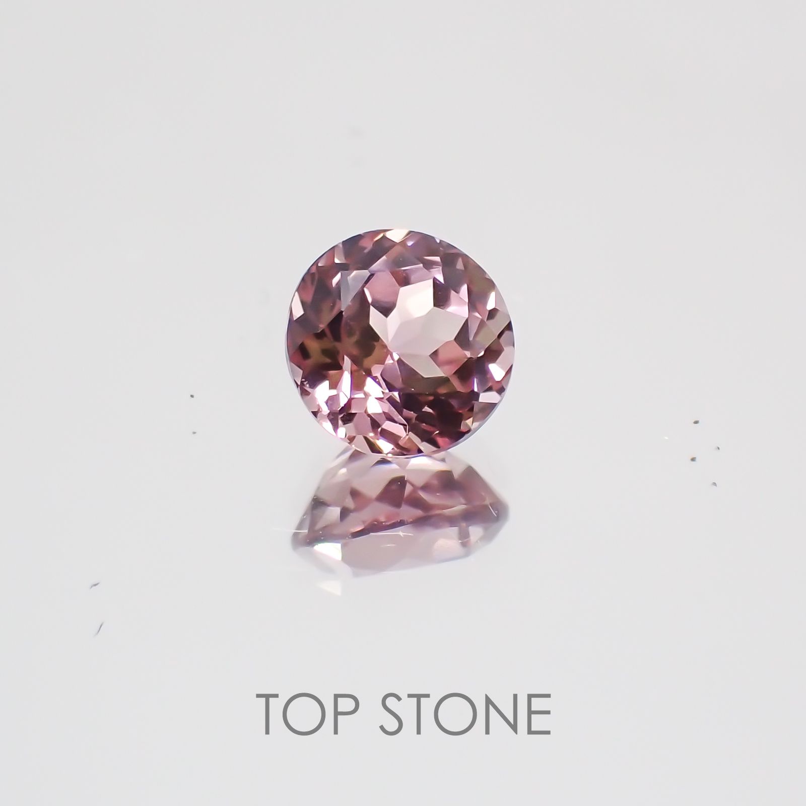 カラーチェンジマラヤガーネット タンザニア産 ルース 0.75ct[21029652]5.2×5.2mm前後