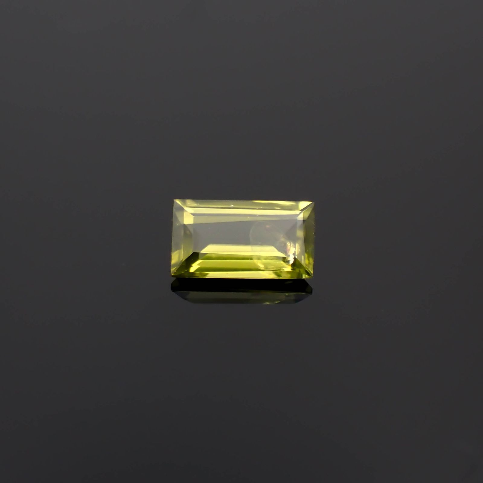 リリーパッドペリドット アメリカ・アリゾナ州産 0.36ct[231224603]5.6x3.1mm前後