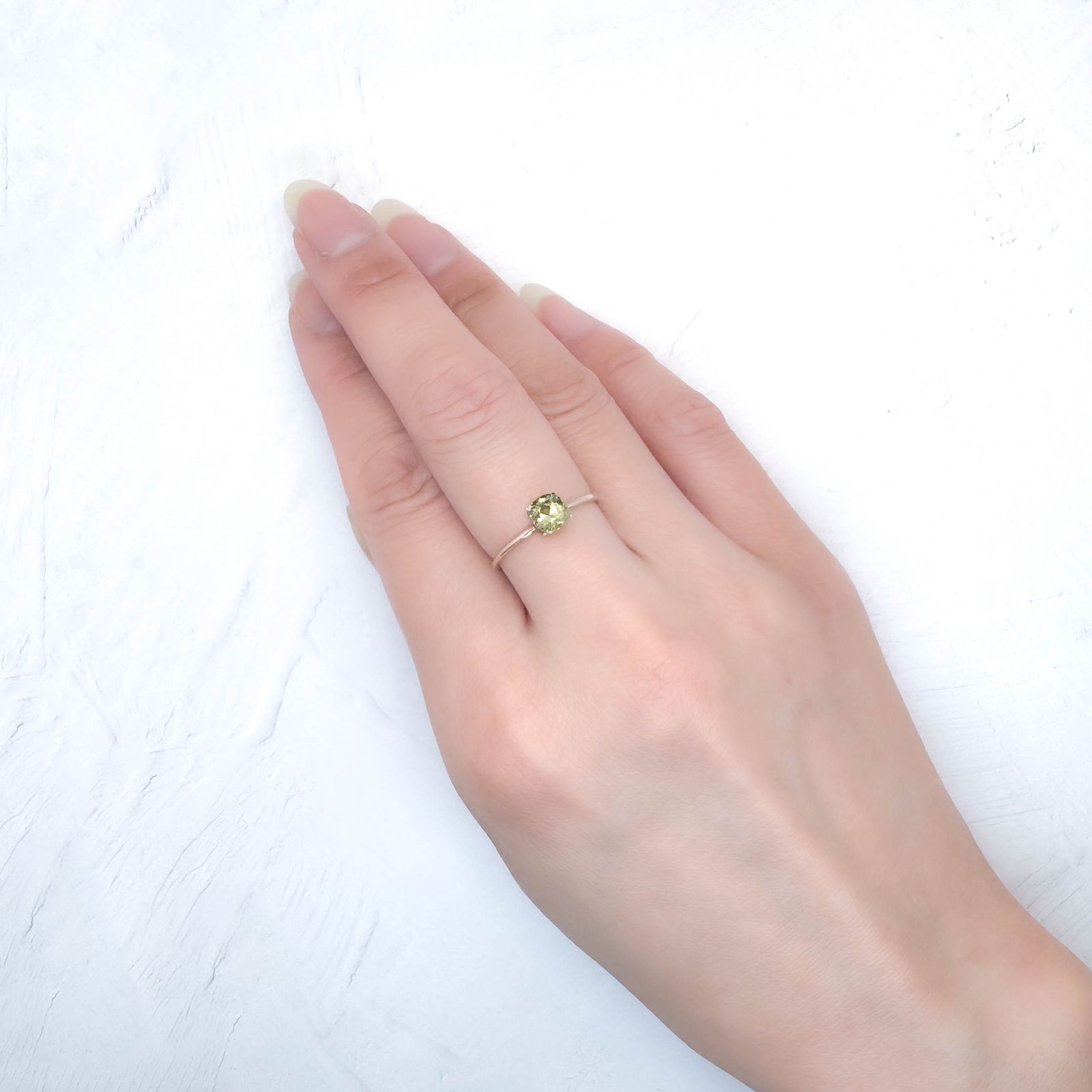 コーネルピン スリランカ産 0.74ct / 5.6x5.1mm前後 [251031235]