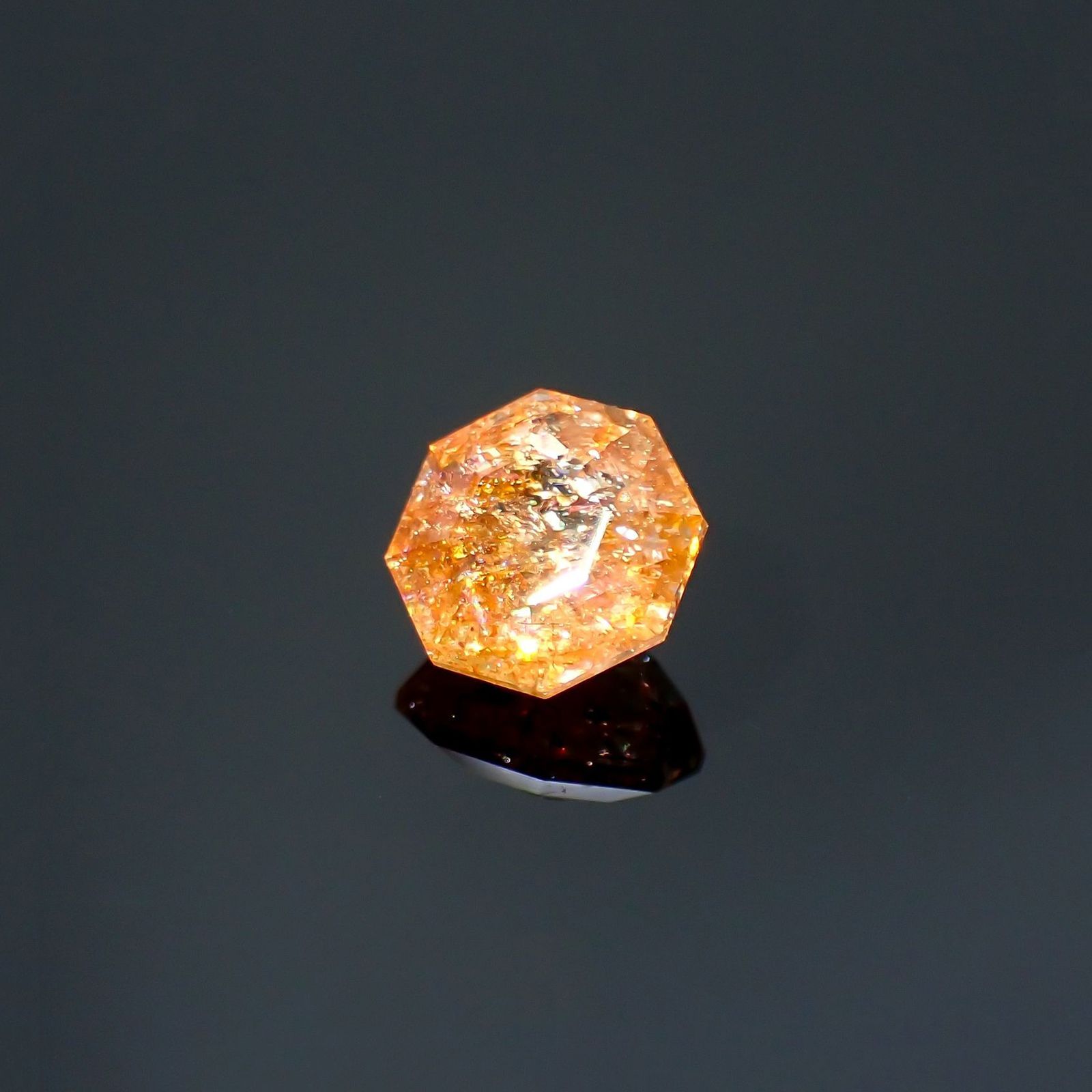 ◇オクタゴンカット◇イリュージョンサンストーン インド産 0.61ct / 5.3x5.2mm前後 [260215486]