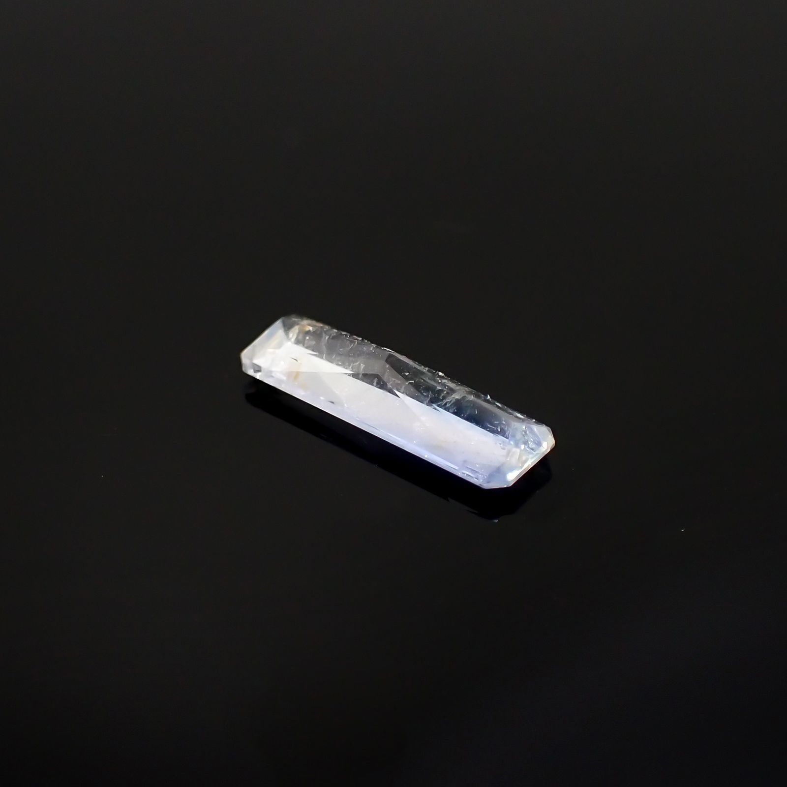 ジェレメジェバイト(宝石名エレメジェバイト)ナミビア産 ソ付(彩珠) 0.904ct / 11.4x3.6mm前後 [220616455]