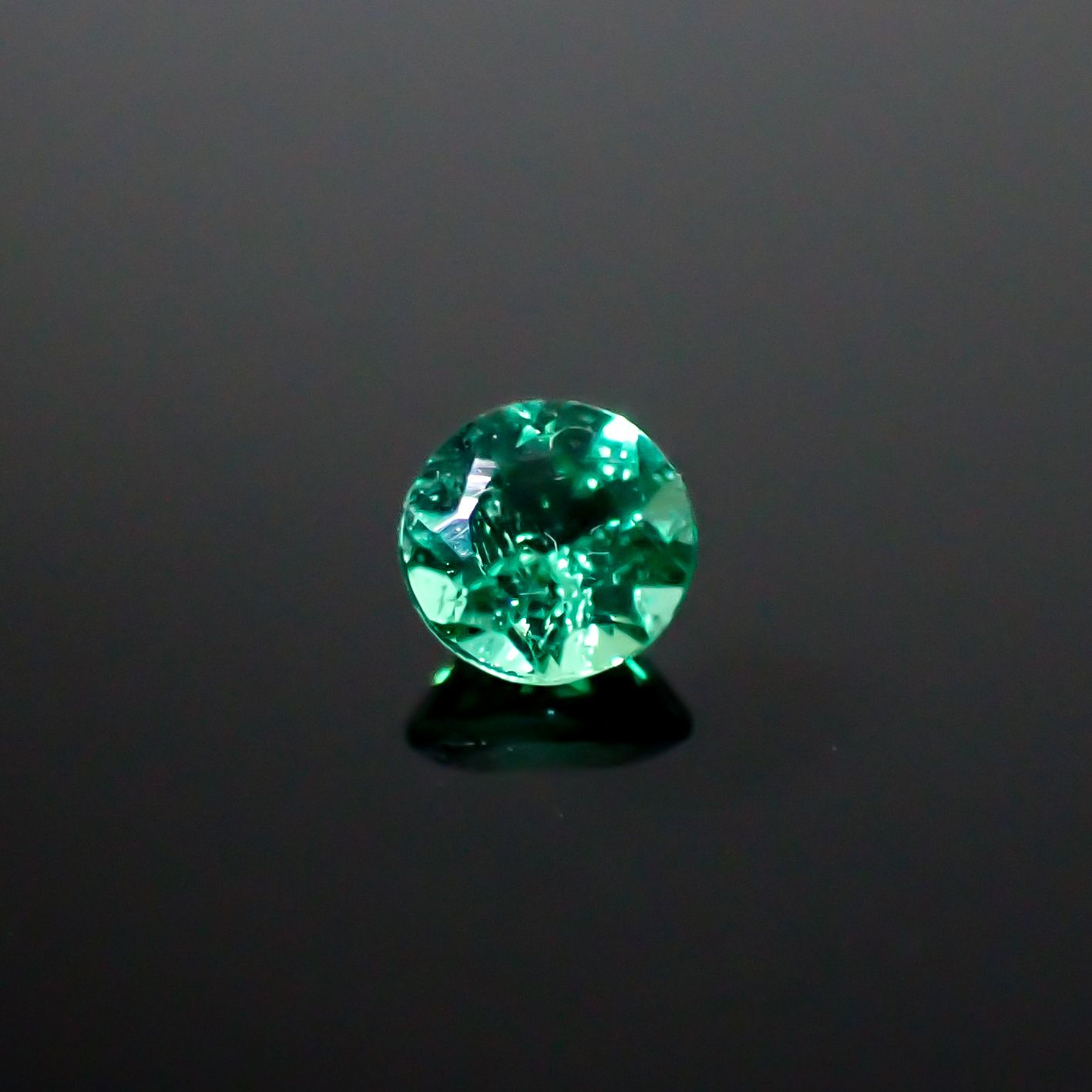 パライバトルマリン ブラジル・キントス鉱山産 0.18ct [241229542]3.5x3.5mm前後