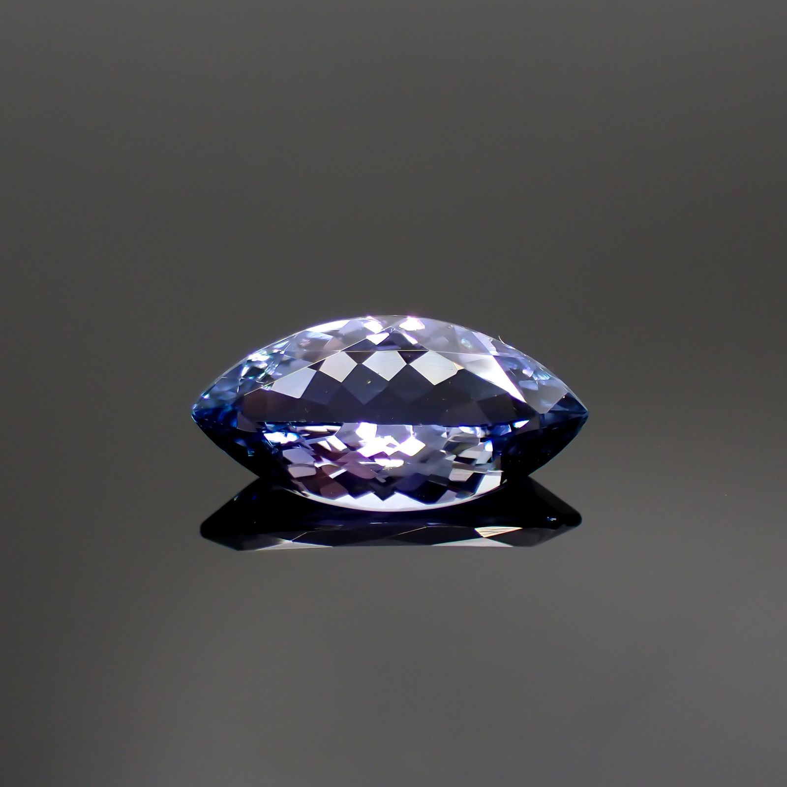 パーティカラータンザナイト(宝石名タンザナイト) タンザニア産 1.221ct ソ付(彩珠)[210310102]11×5.6mm前後