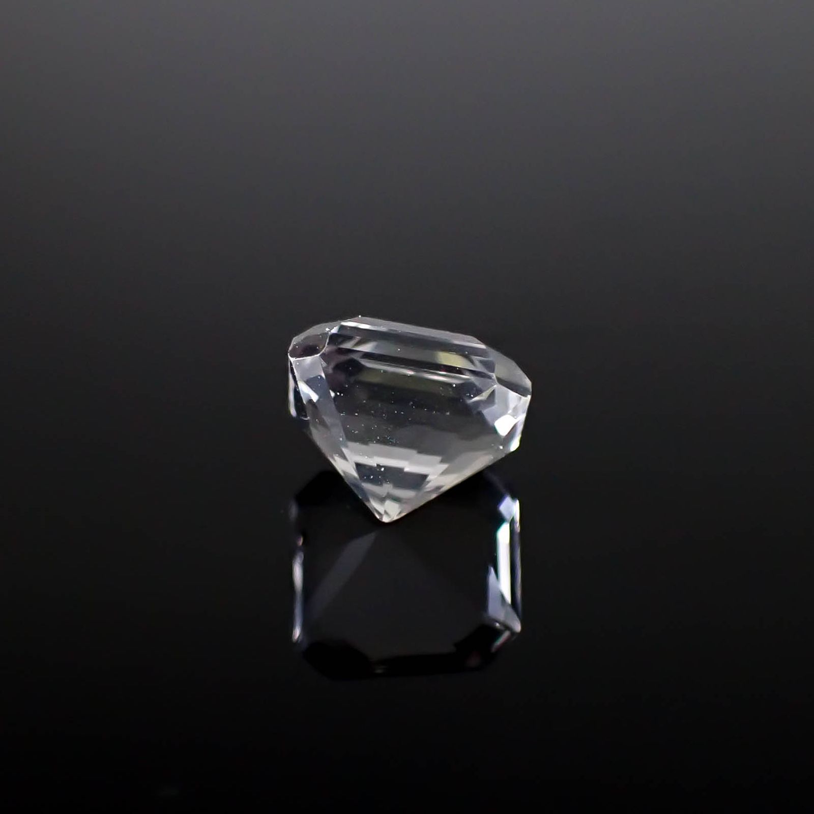 カラーレスフローライト フルオレッセンス イギリス産 2.73ct [250430157]7.8x7.4mm前後