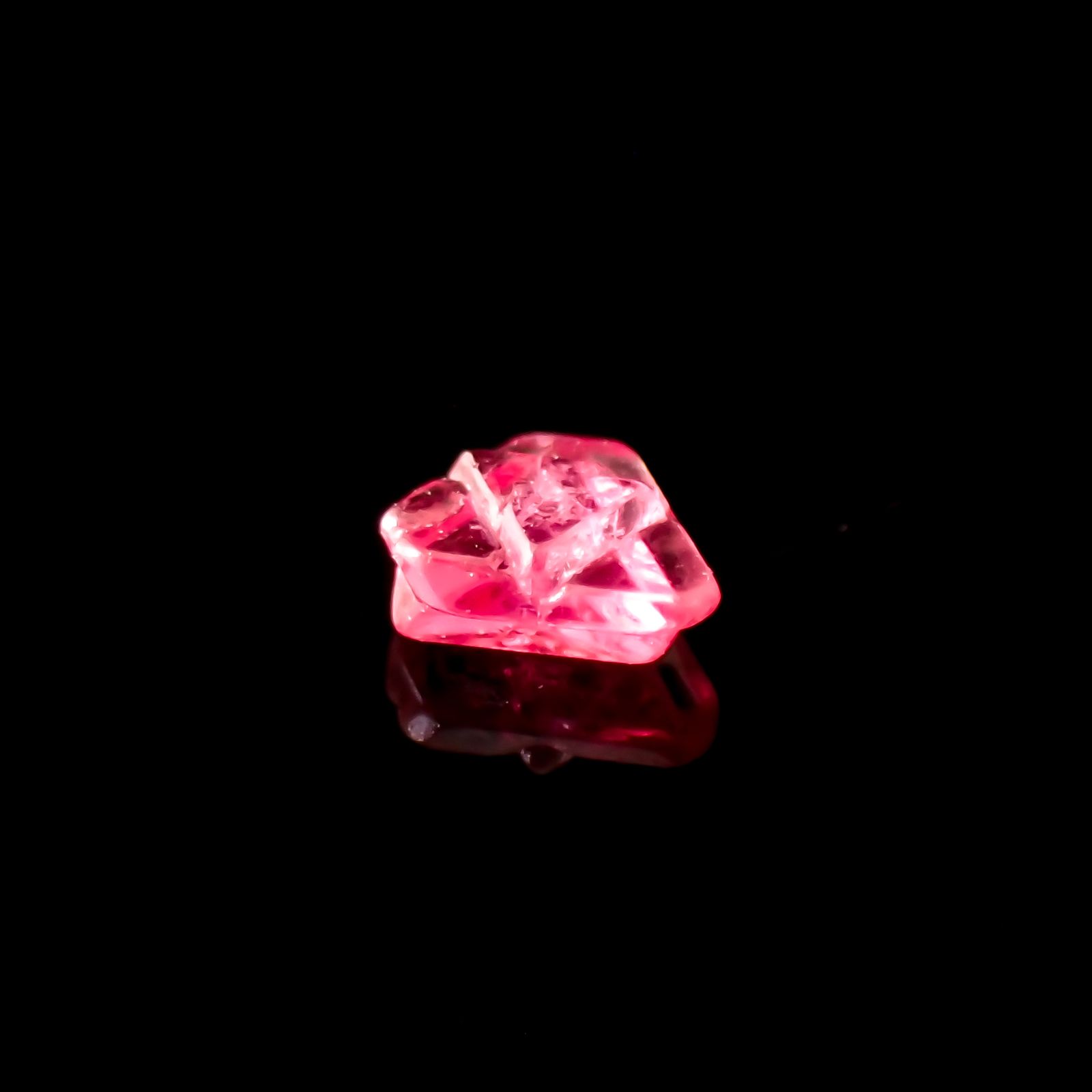 ツインクリスタルスピネル(スピネル式双晶）原石 ビルマ産 0.11ct[231124061]3.3x3mm前後