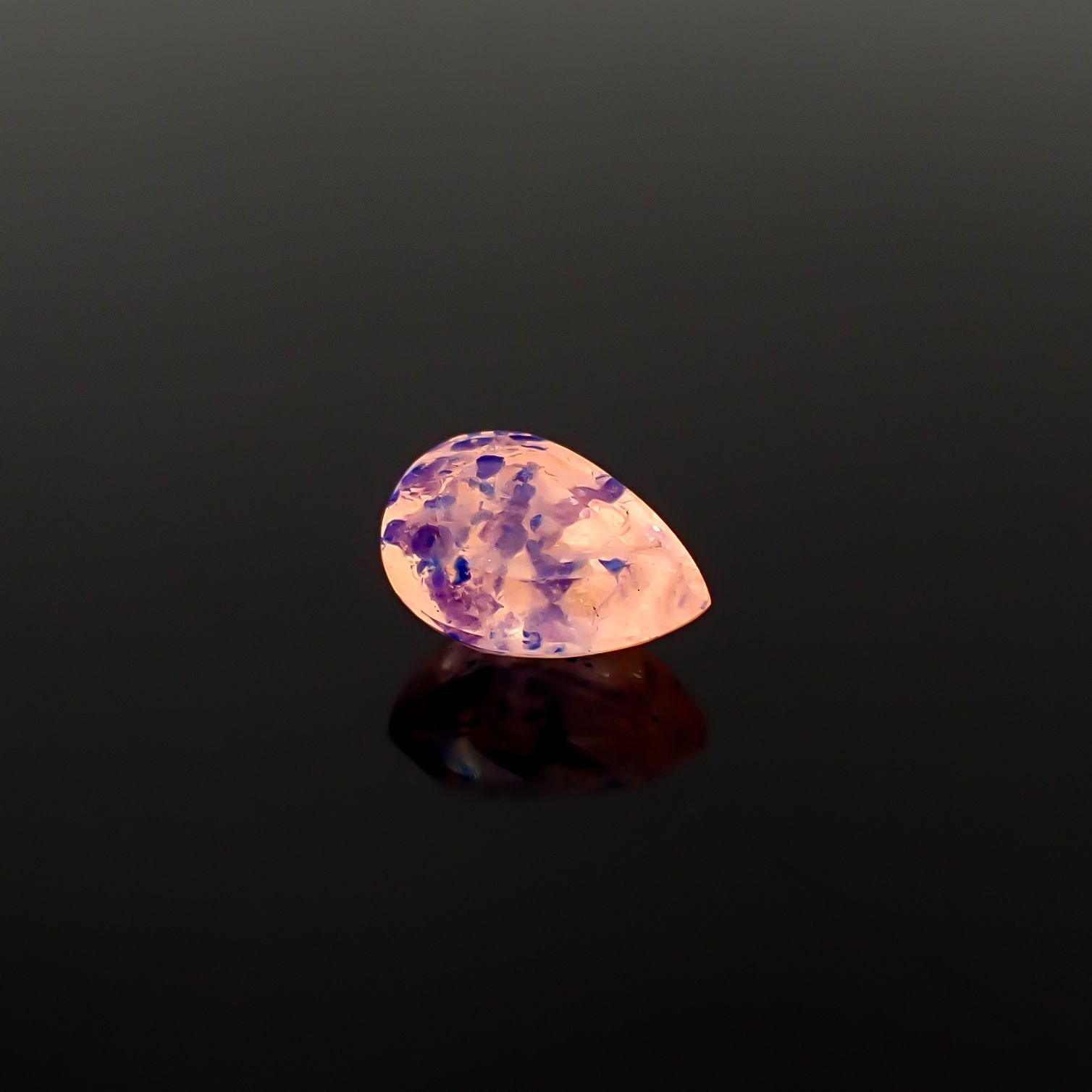 ラズライトインソーダライト フルオレッセンス アフガニスタン産 0.79ct / 7.5x4.9mm前後 [260431999]