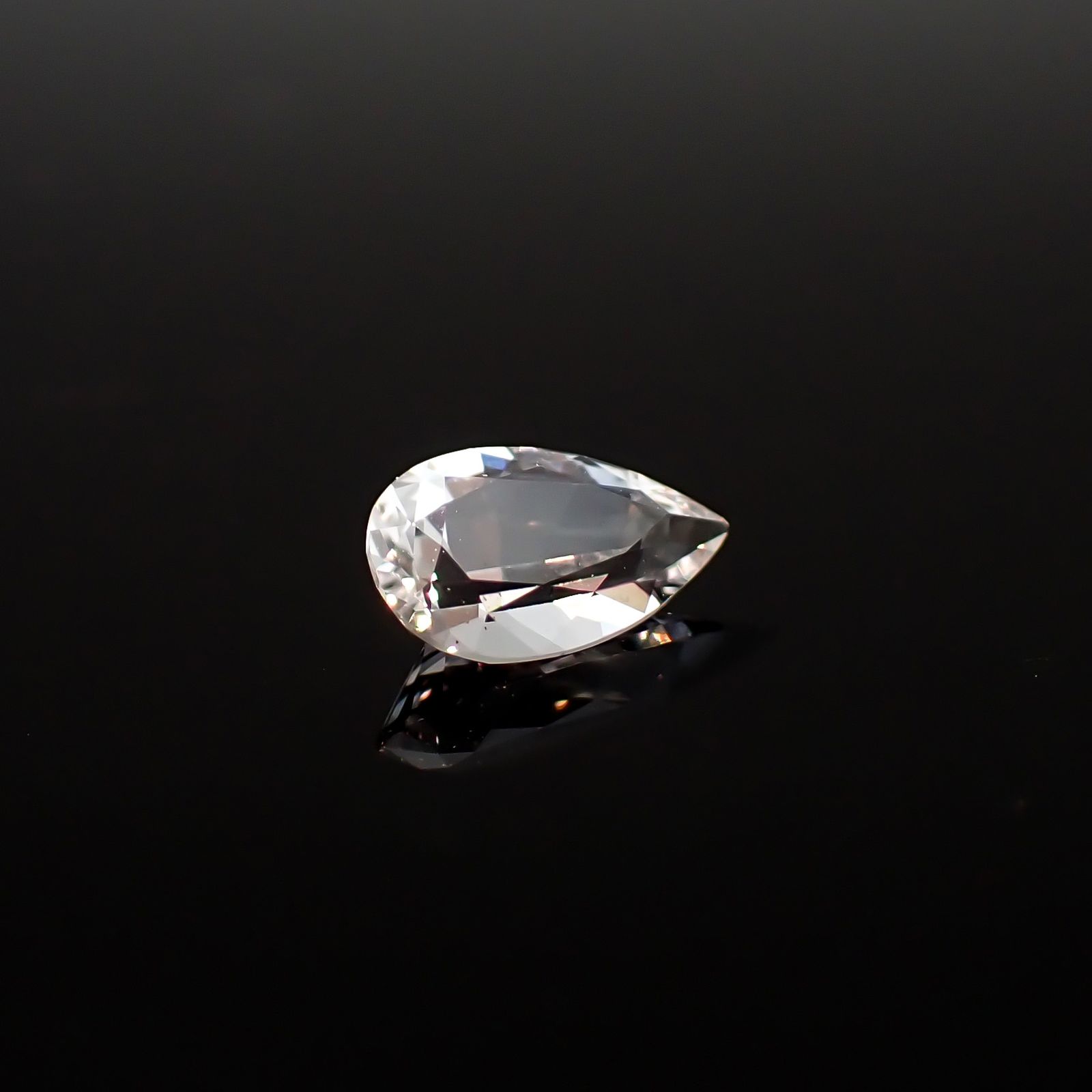 フェナカイト ロシア・マリシェボ鉱山産 0.63ct / 7.9x4.7mm前後 [260632434]