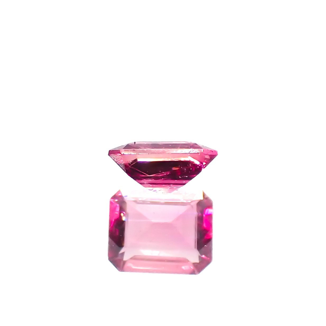レッドベリル(宝石名レッド・ベリル)アメリカ・ユタ州ワーワーマウンテン産 0.112ct ソ付(彩珠)[231124073]3.4x2.8mm前後