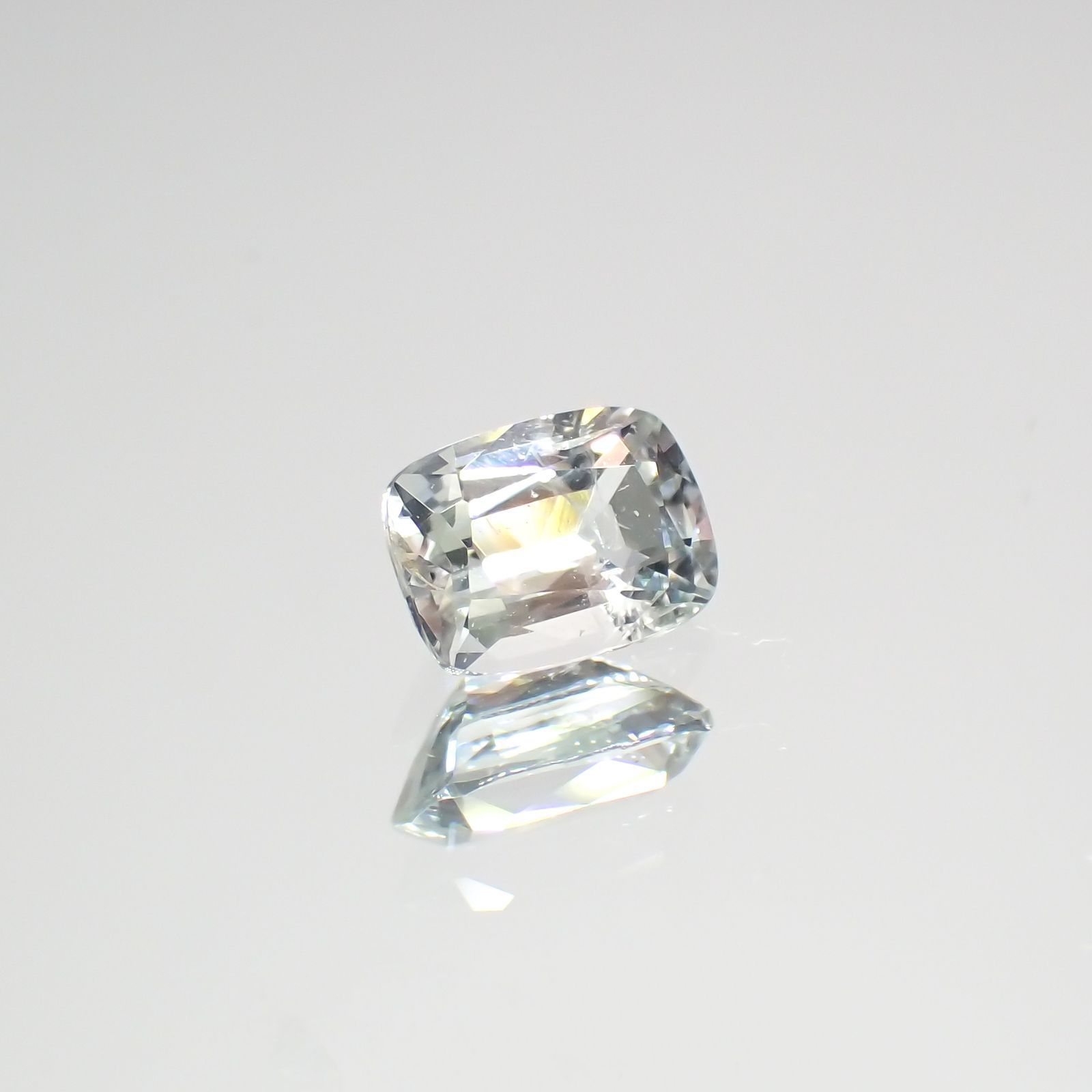 ジェレメジェバイト(宝石名エレメジェバイト)ナミビア産 0.48ct 識別済[220616304]5.4x4mm前後