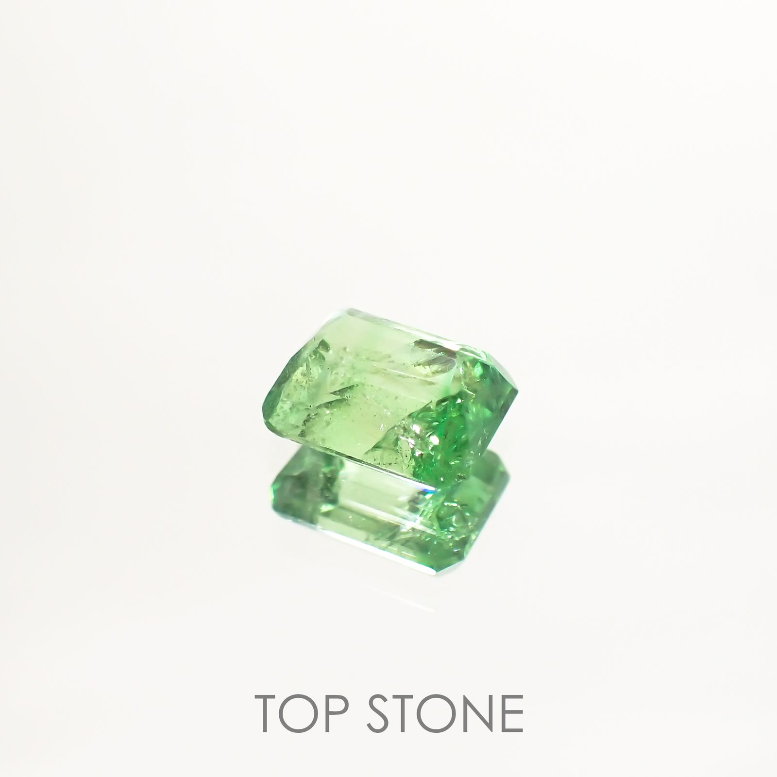 バイカラーツァボライト(宝石名グリーン グロッシュラー・ガーネット) タンザニア産 1.64ct 識別済[210711916]7.1×5.4mm前後
