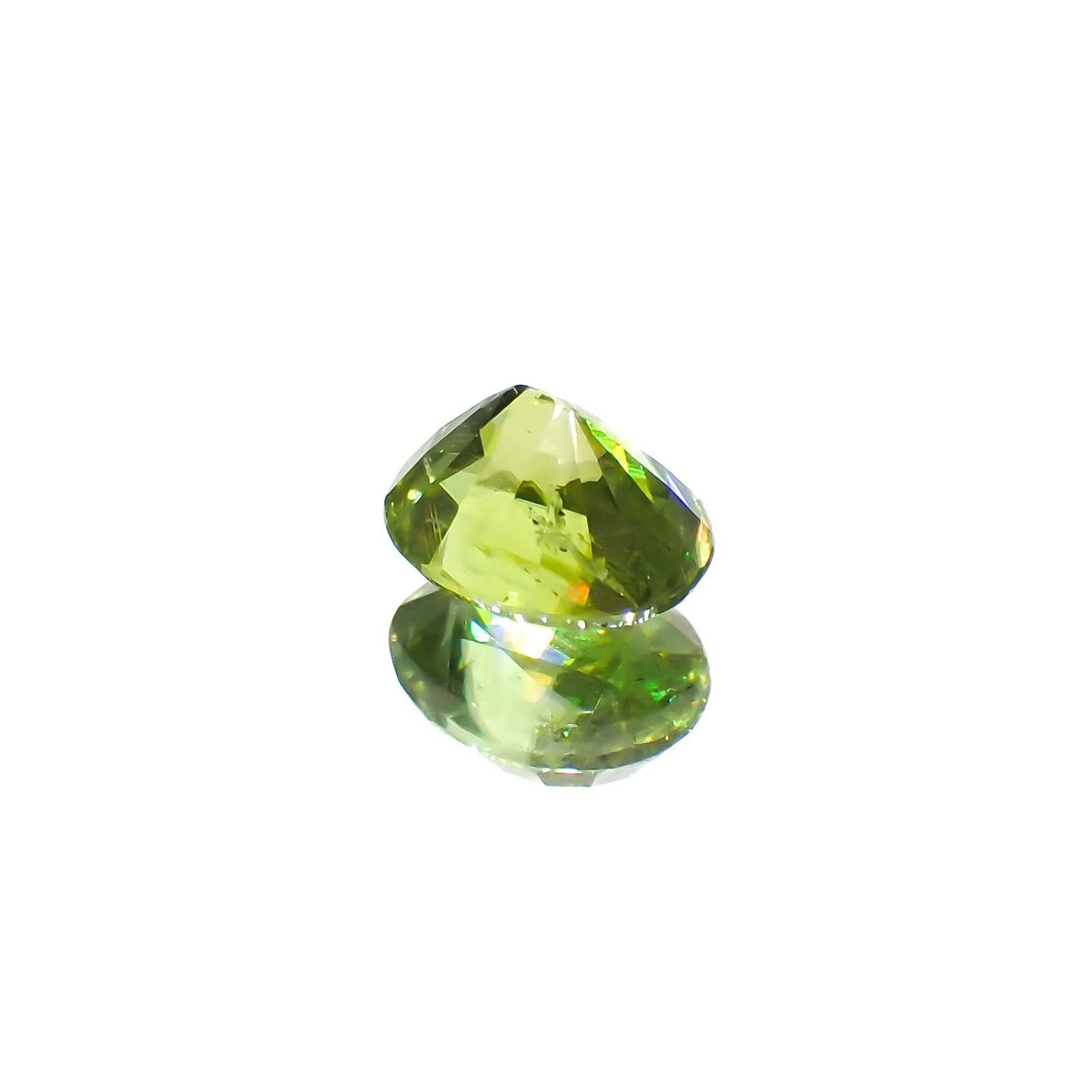 スフェーン(宝石名スフェーン)マダガスカル産 識別済 0.98ct / 6.5x5.4mm前後 [260120094]
