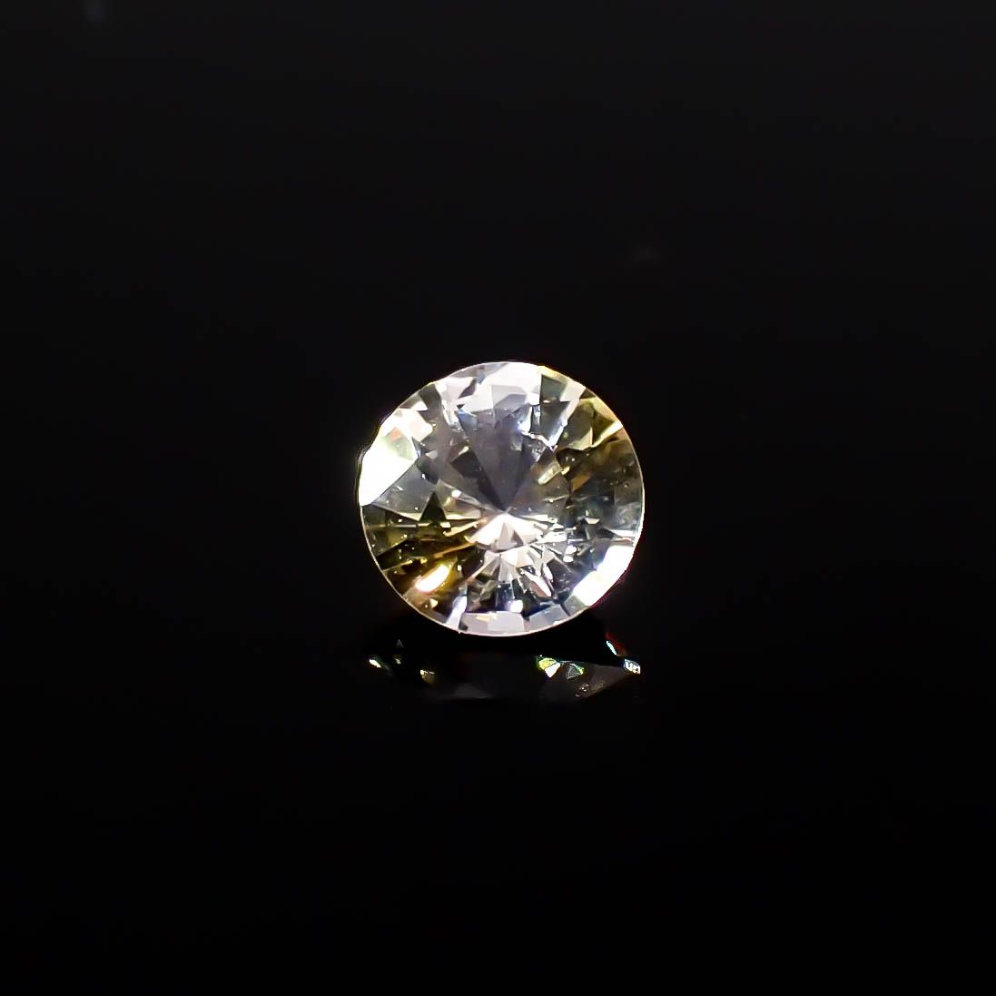 バイカラーサファイア スリランカ/マダガスカル産 0.31ct / 4.1x4.1mm前後 [250931135]