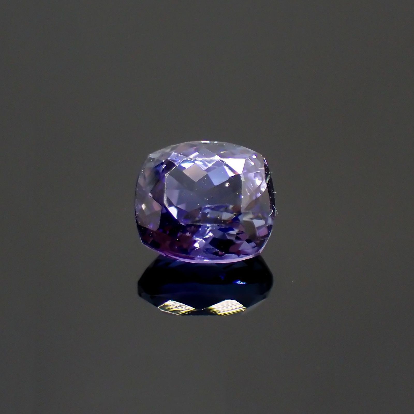 バイカラータンザナイト(宝石名タンザナイト) タンザニア産 ソ付(彩珠) 2.439ct / 7.8x7mm前後 [210812667]