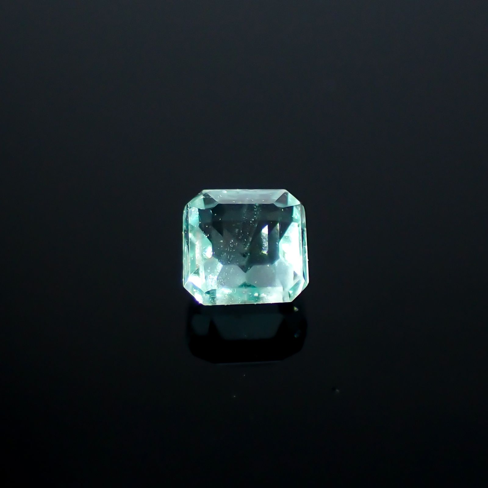 パステルカラーエメラルド コロンビア産 0.18ct[240225947]3x2.9mm前後