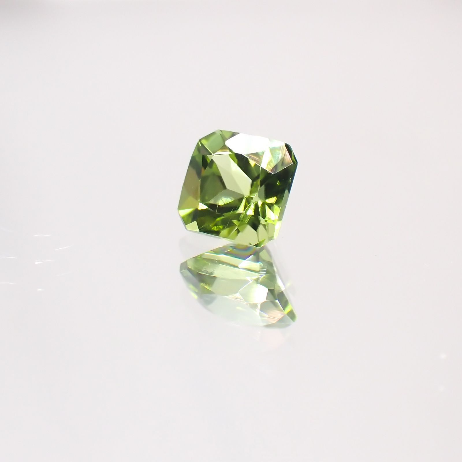 ◇アッシャーカット◇ペリドット(宝石名ペリドット) パキスタン産 0.76ct 識別済[211013489]5.1×5mm前後