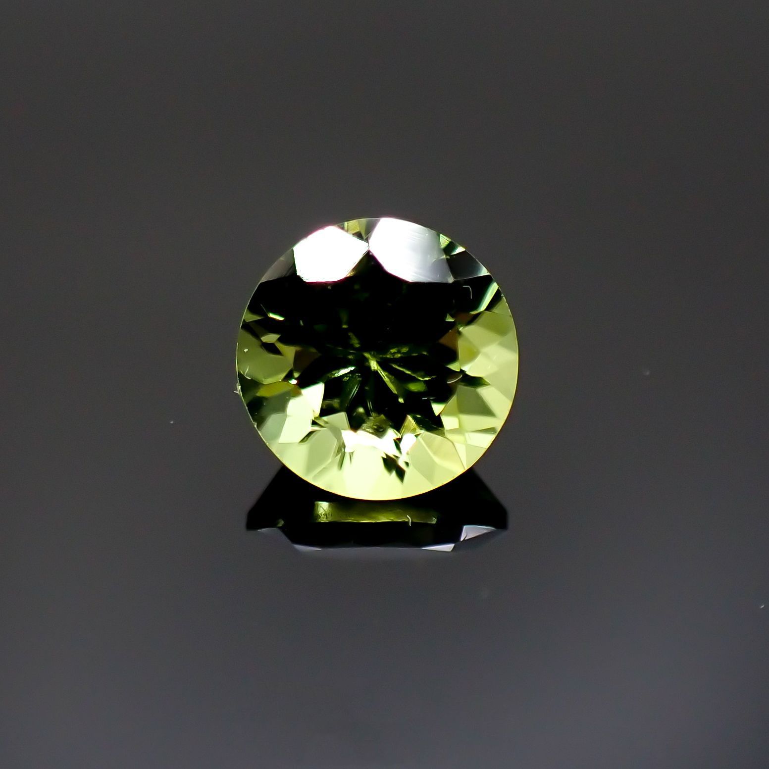 ペリドット(宝石名ペリドット) パキスタン産 1.43ct 識別済[211013084]6.9×6.9mm前後