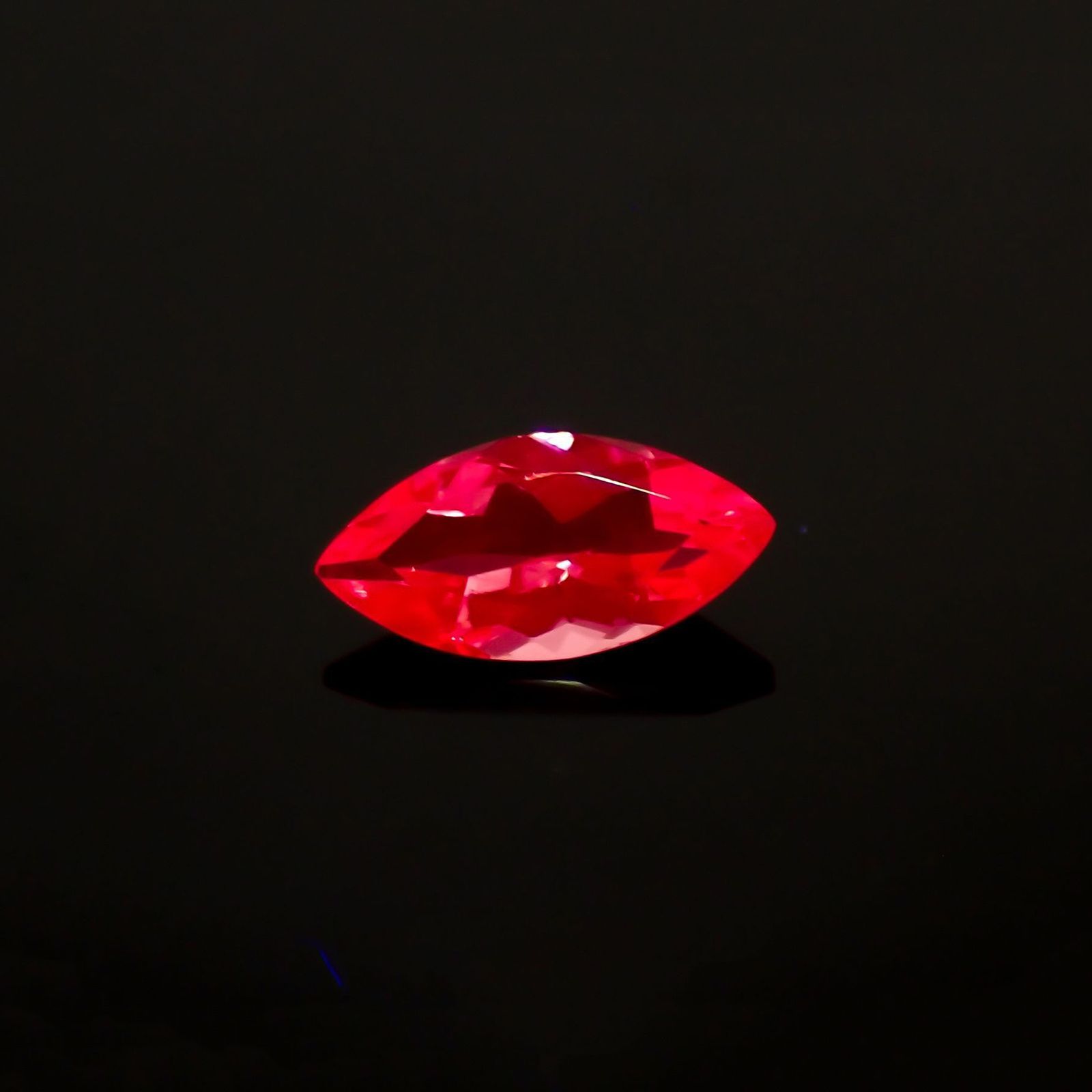 ホットピンクスピネル(宝石名ピンク・スピネル)タンザニア産 識別済 0.35ct / 7x3.4mm前後 [230823040]