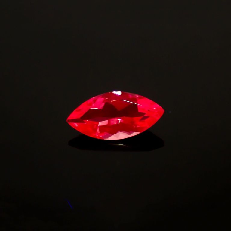 長波365(ライト)の照射で蛍光